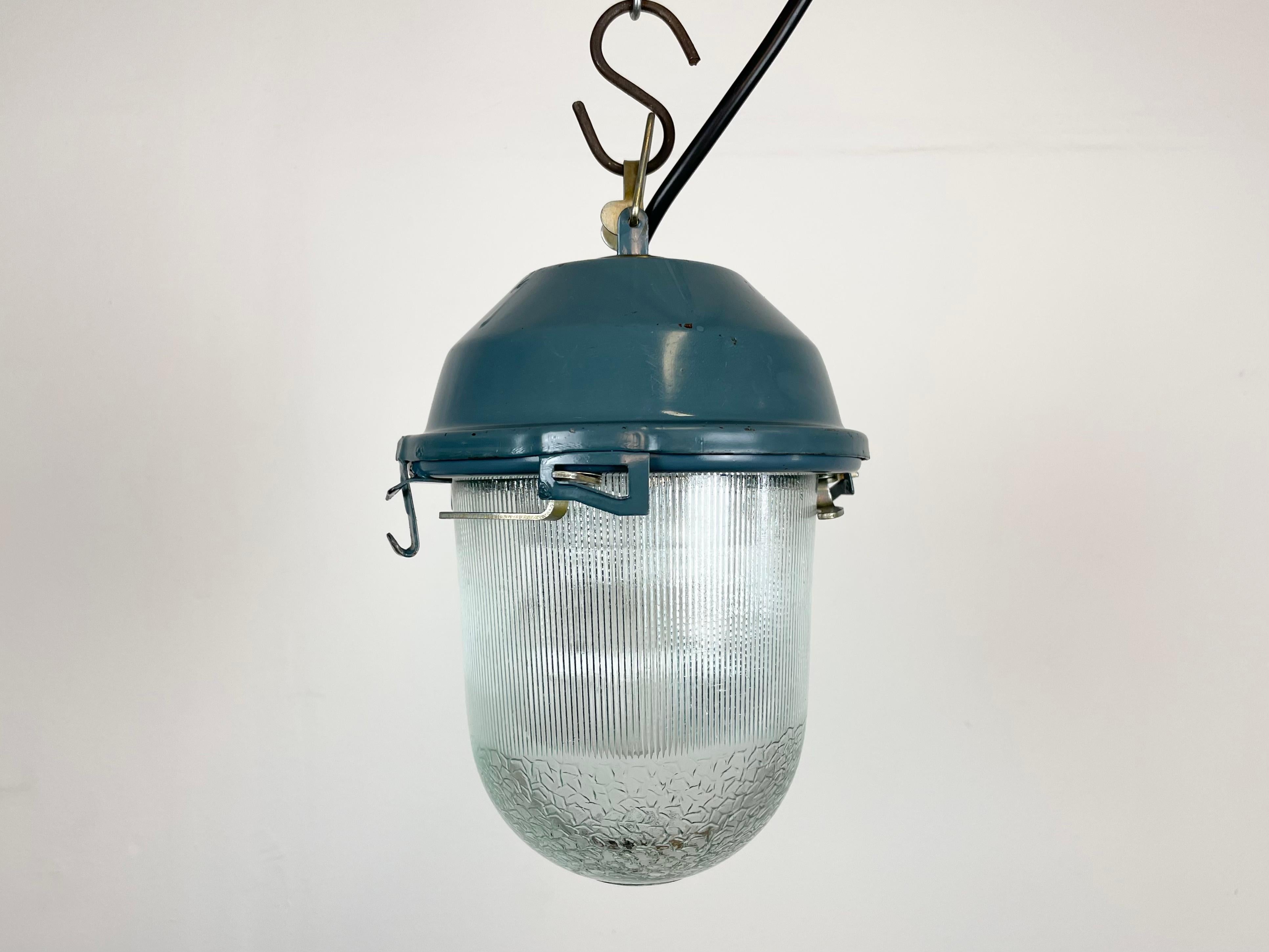 - Vintage Industrial lamp from the 1970s 
- Made in former Soviet Union
- Blue iron top
- Stripped glass cover
- The socket requires E 27 lightbulbs 
- New wire 
- Diameter: 15 cm
- Weight : 1,5 kg.