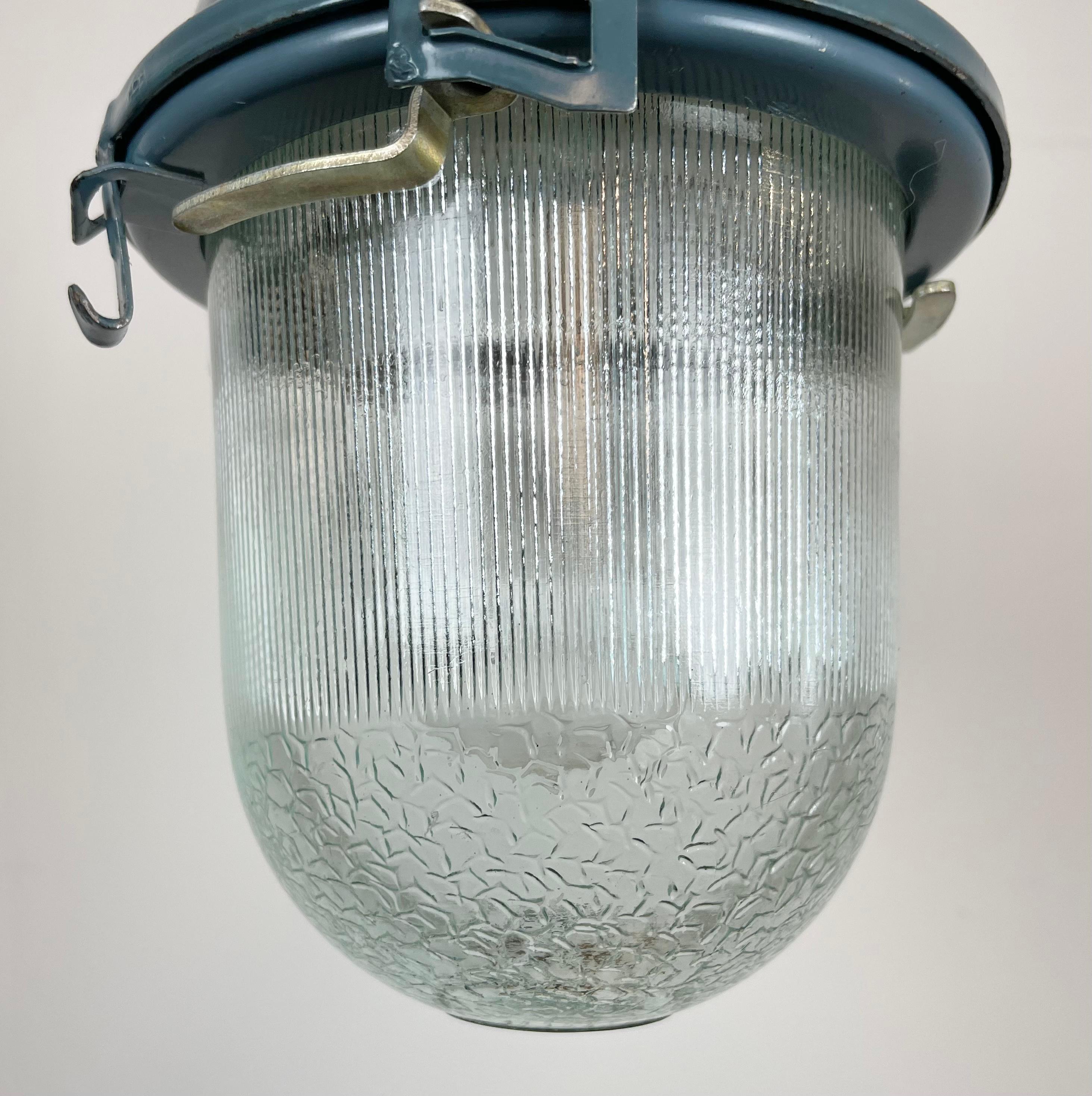 Lampe à suspension cylindrique industrielle soviétique bleue, années 1970 Bon état - En vente à Kojetice, CZ