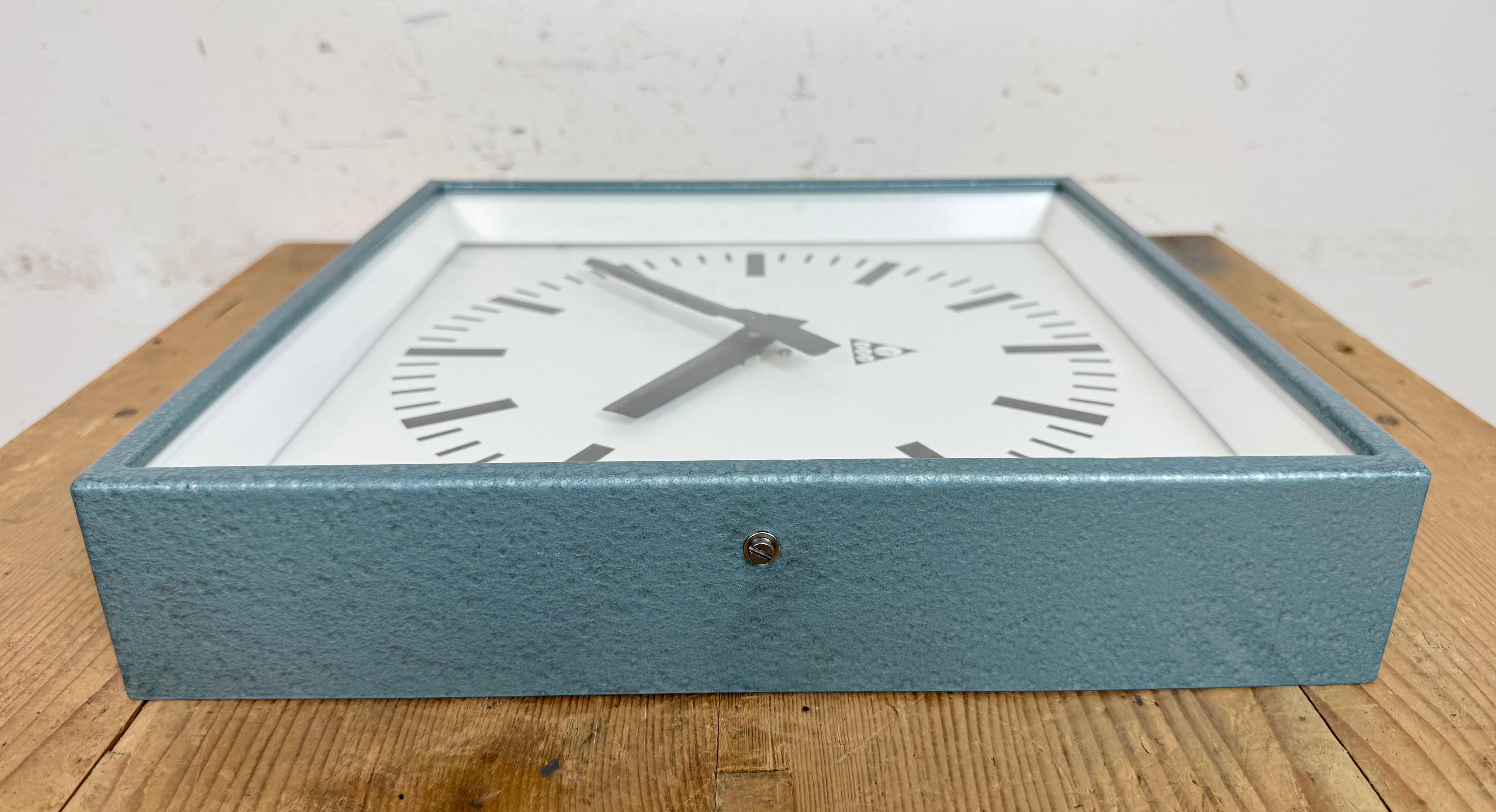Blaue quadratische Industrie-Wanduhr von Pragotron, 1970er Jahre im Angebot 5