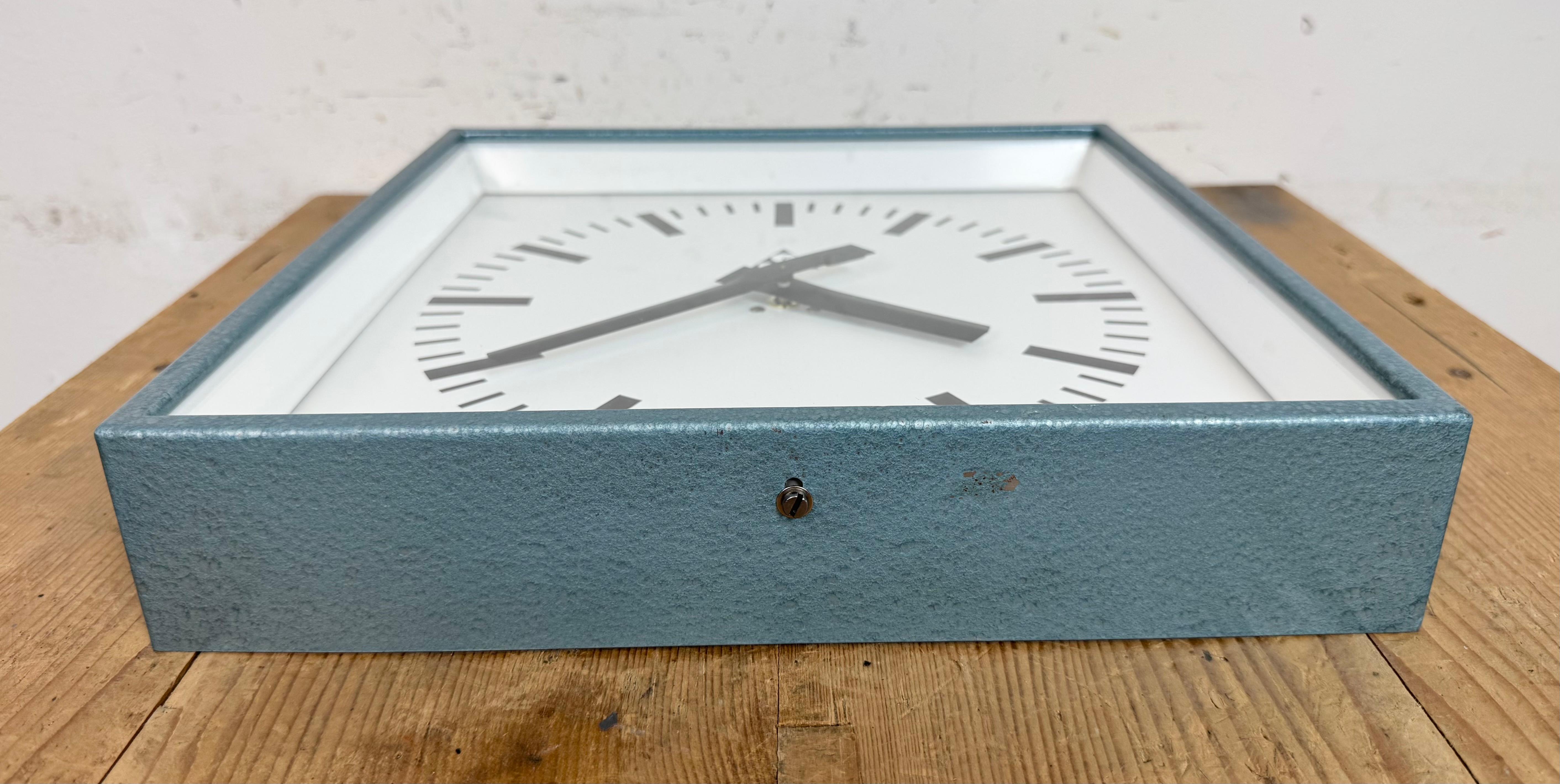 Blaue quadratische Industrie-Wanduhr von Pragotron, 1970er Jahre im Angebot 6
