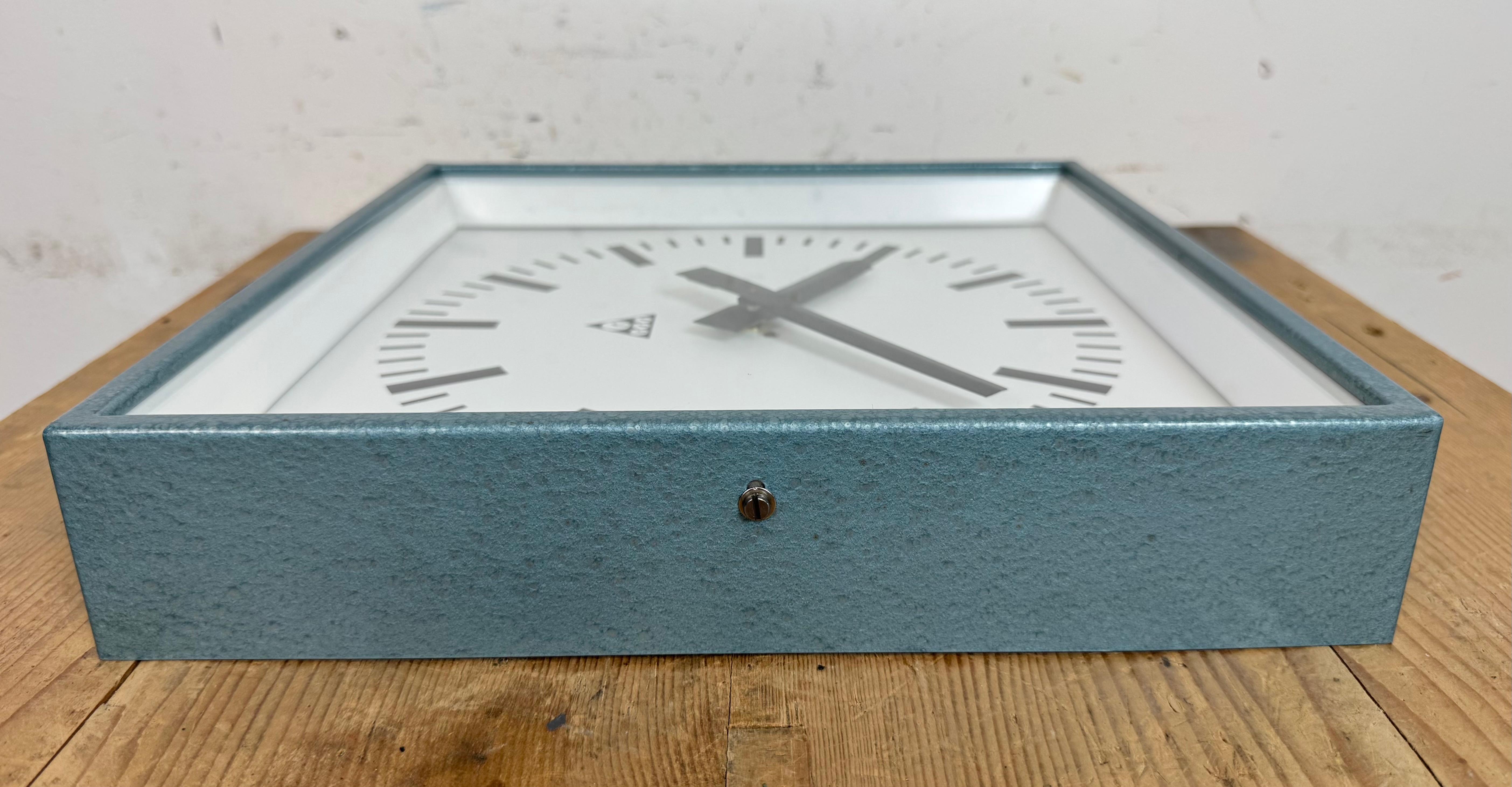 Blaue quadratische Industrie-Wanduhr von Pragotron, 1970er Jahre im Angebot 7