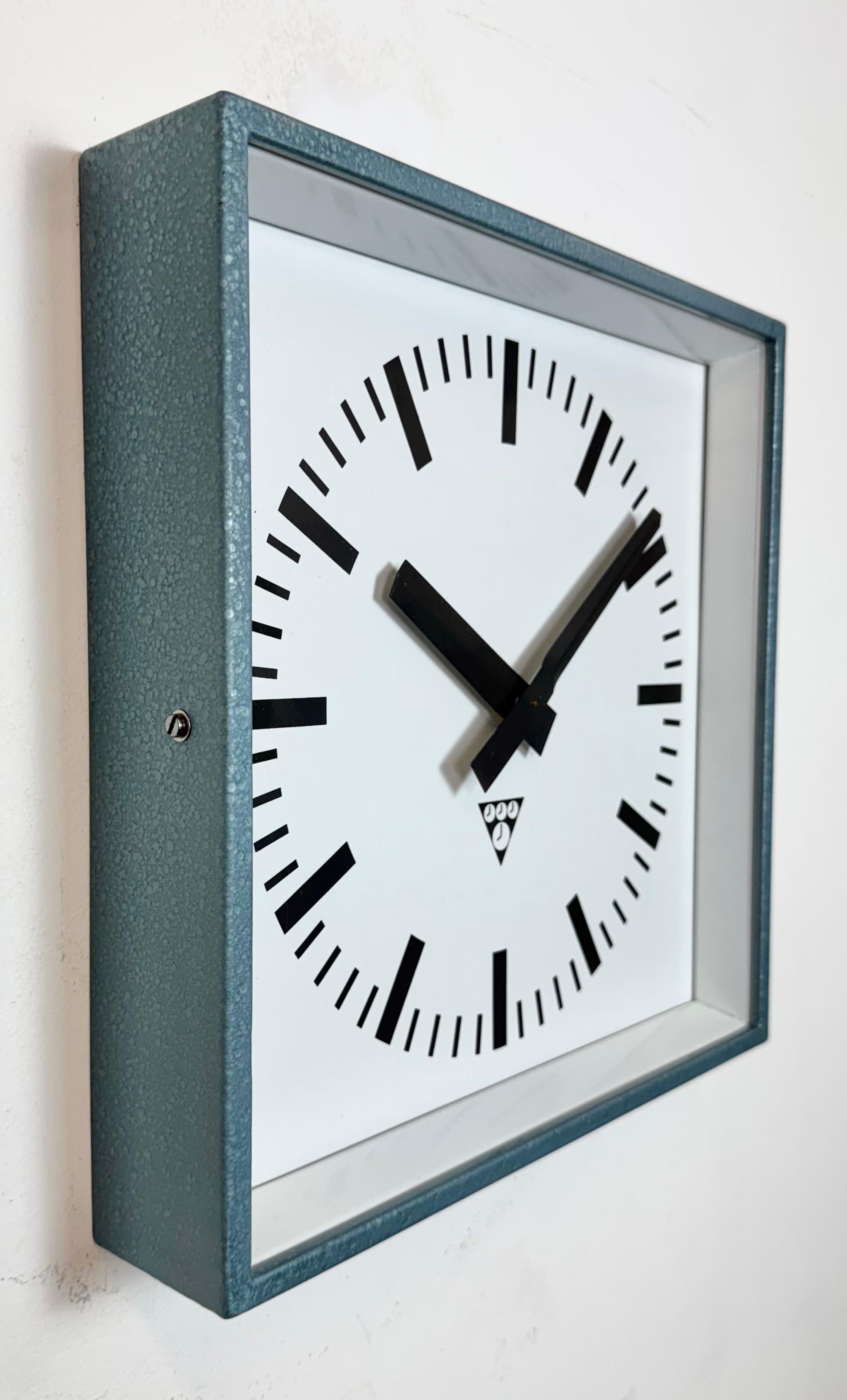 Blaue quadratische Industrie-Wanduhr von Pragotron, 1970er Jahre im Zustand „Gut“ im Angebot in Kojetice, CZ