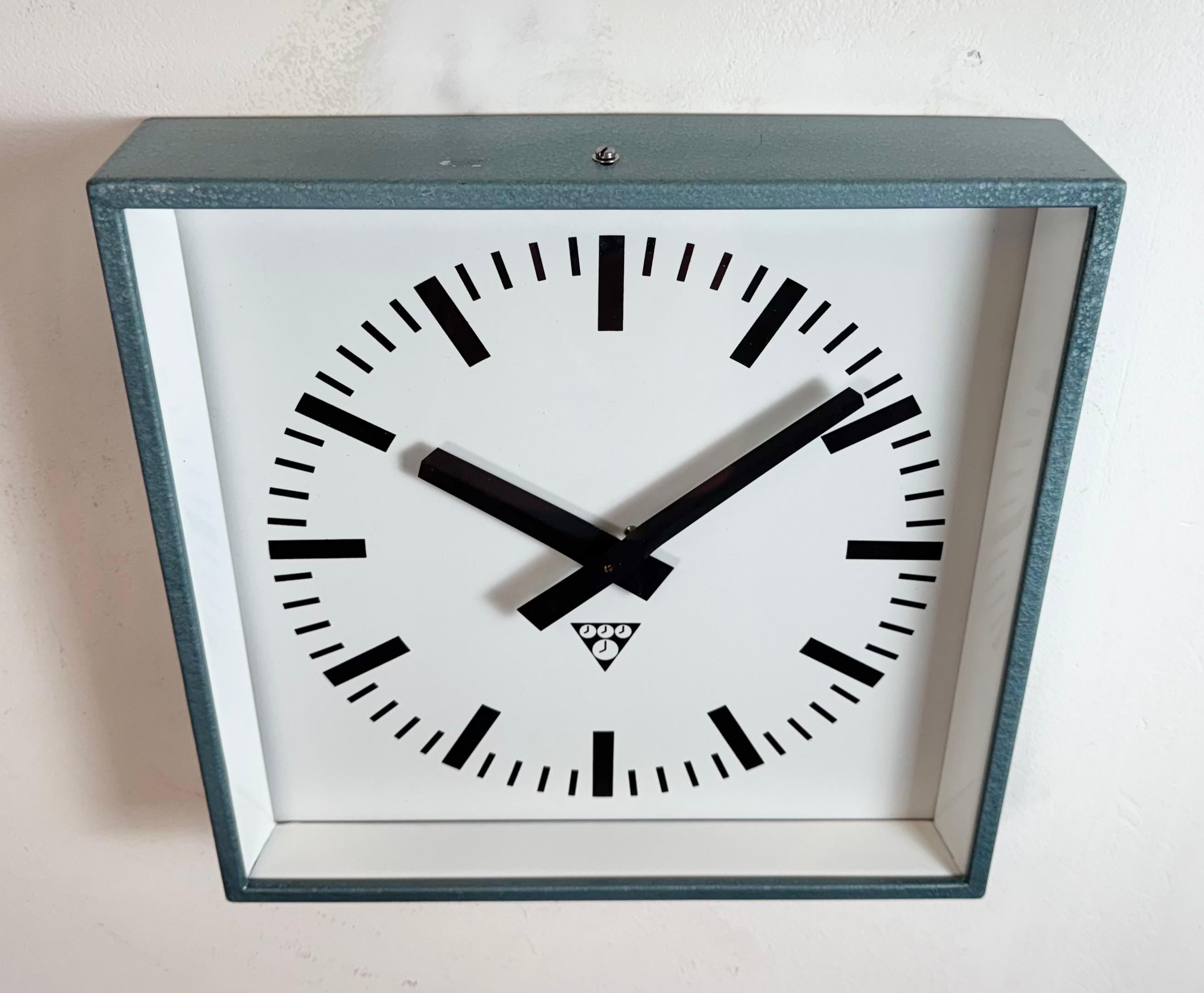 Blaue quadratische Industrie-Wanduhr von Pragotron, 1970er Jahre (Ende des 20. Jahrhunderts) im Angebot