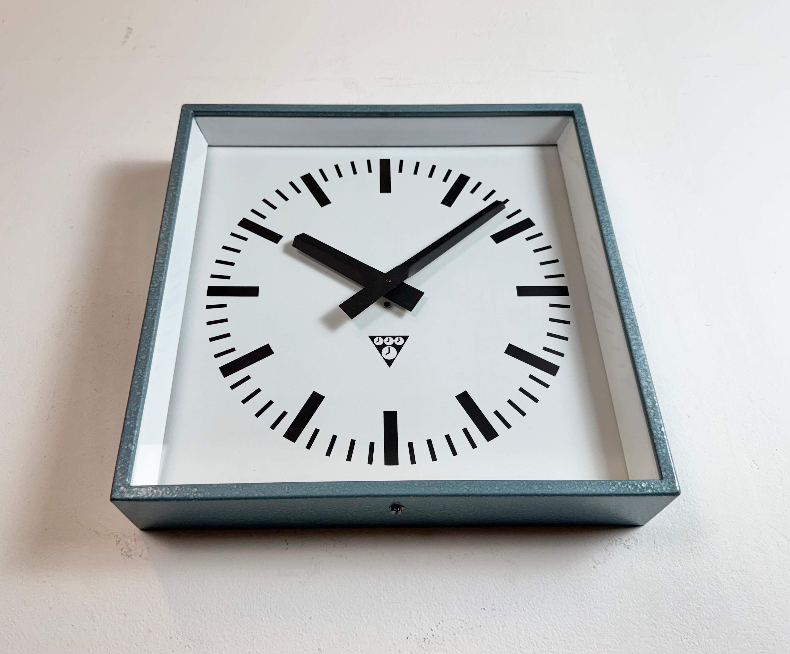 Blaue quadratische Industrie-Wanduhr von Pragotron, 1970er Jahre (Aluminium) im Angebot