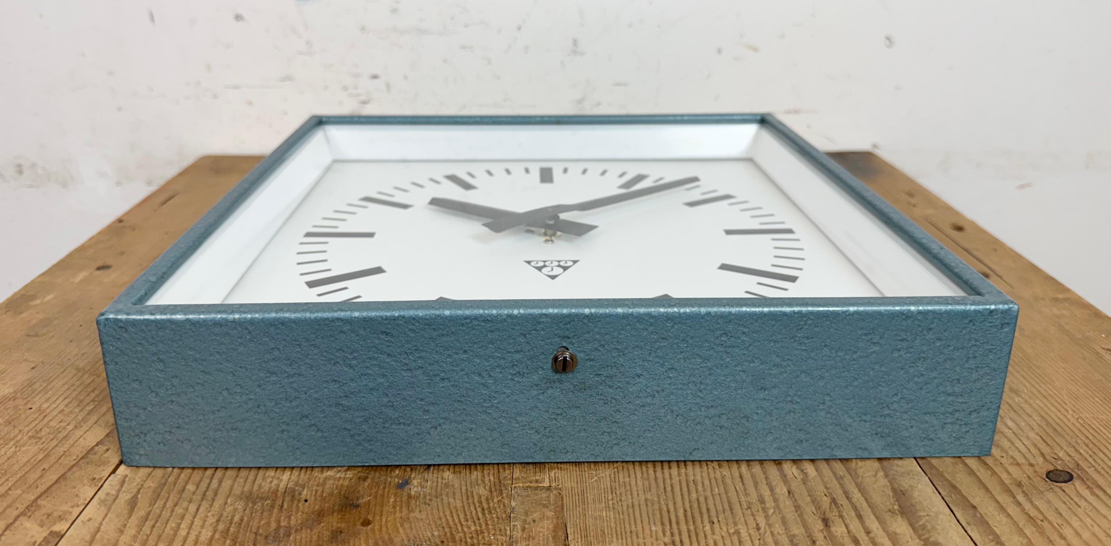 Blaue quadratische Industrie-Wanduhr von Pragotron, 1970er Jahre im Angebot 1