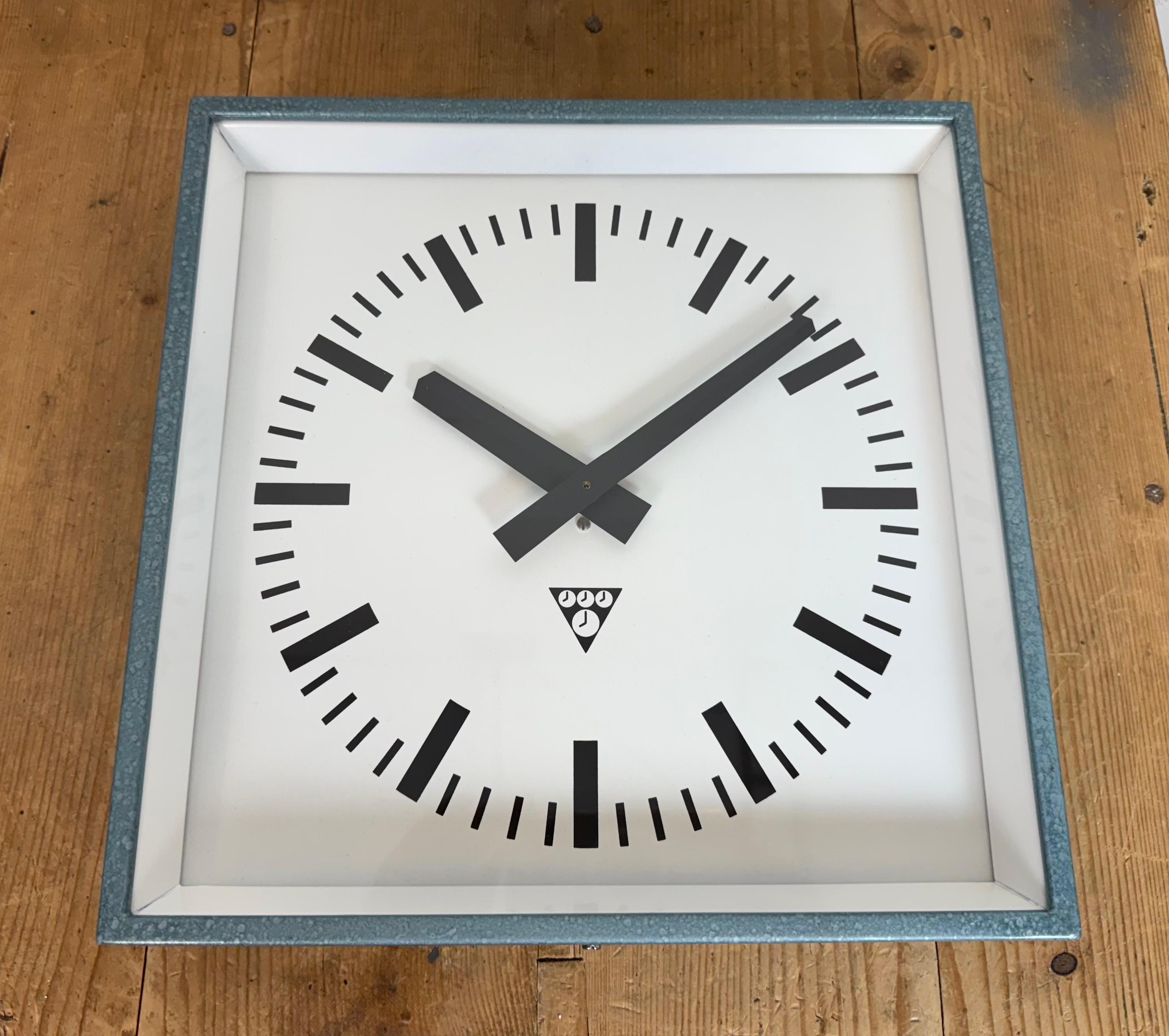 Blaue quadratische Industrie-Wanduhr von Pragotron, 1970er Jahre im Angebot 2