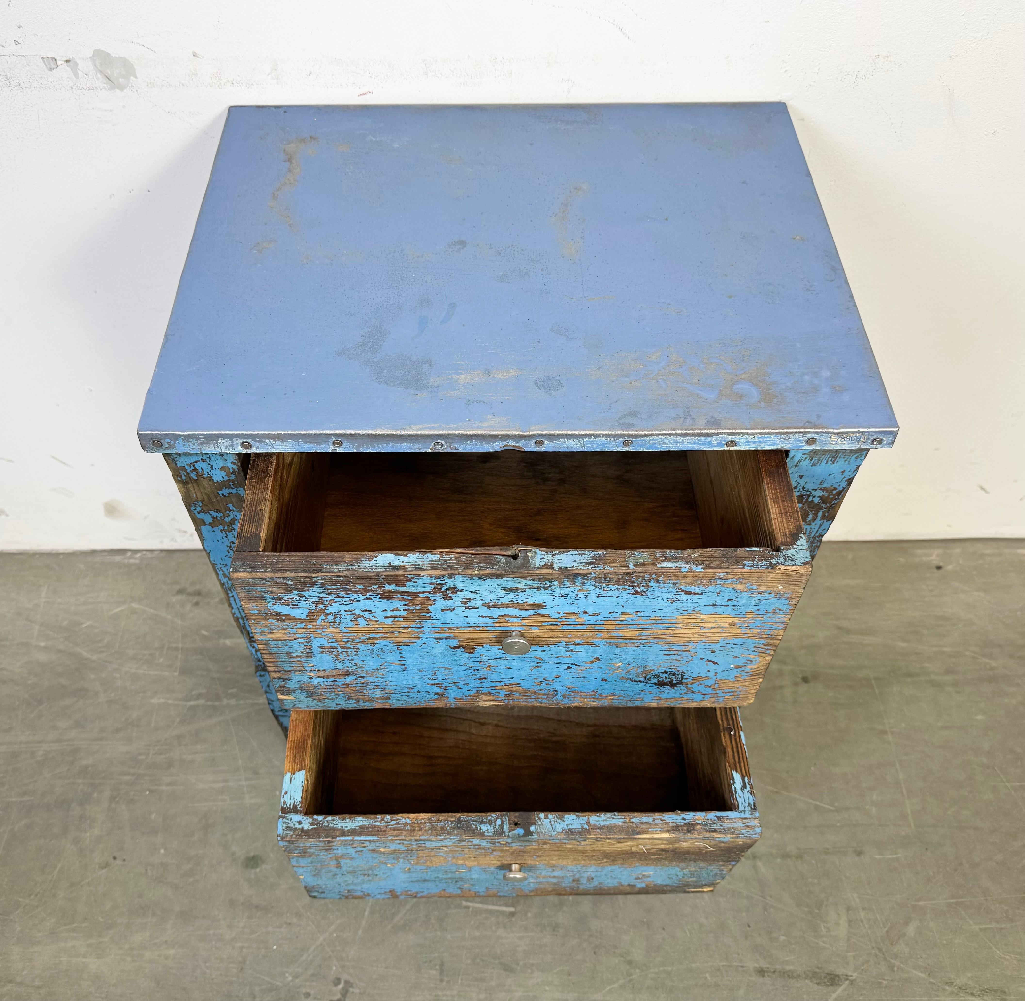 Cassettiera industriale in legno blu, anni '50 in vendita 4