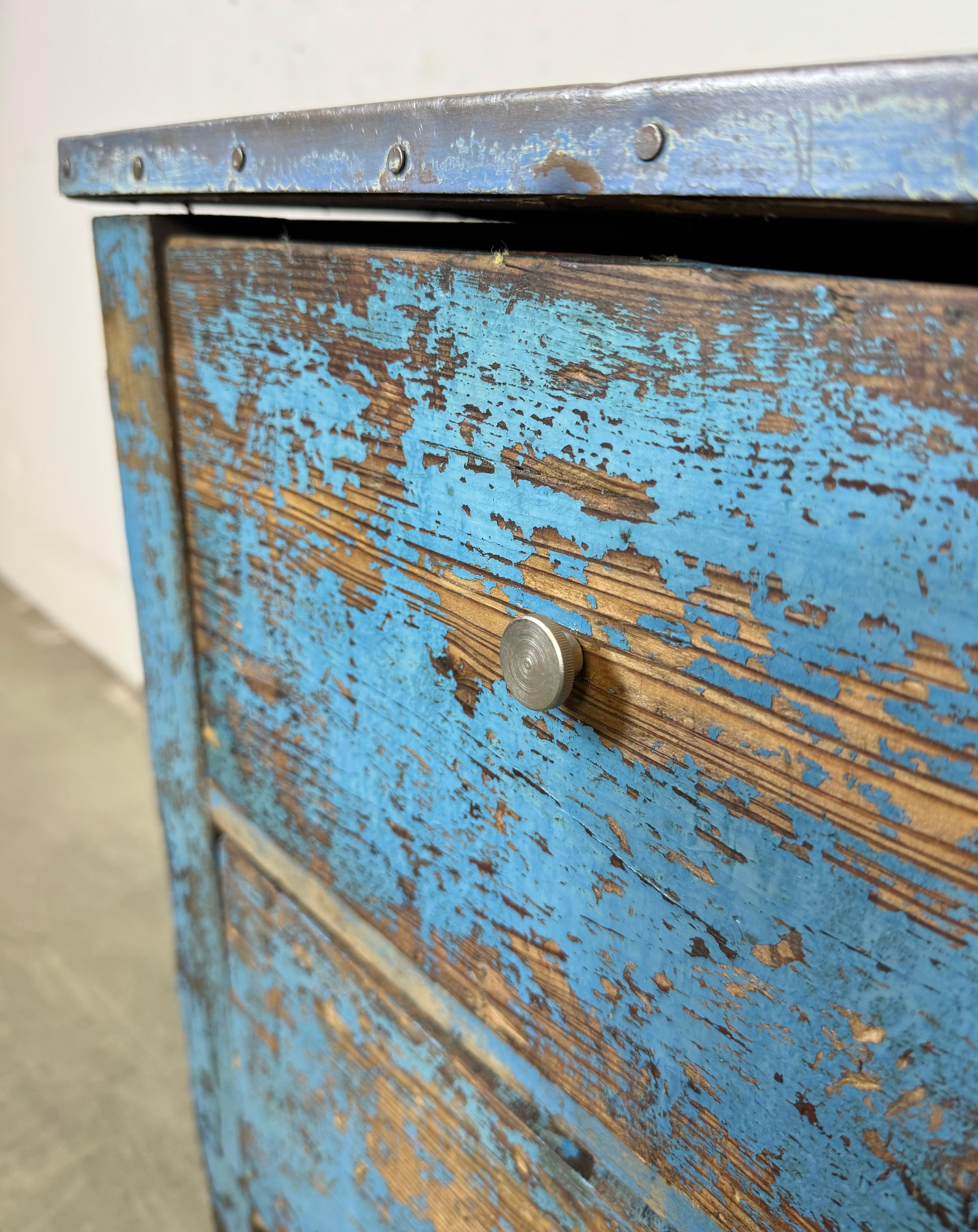 Cassettiera industriale in legno blu, anni '50 in vendita 7