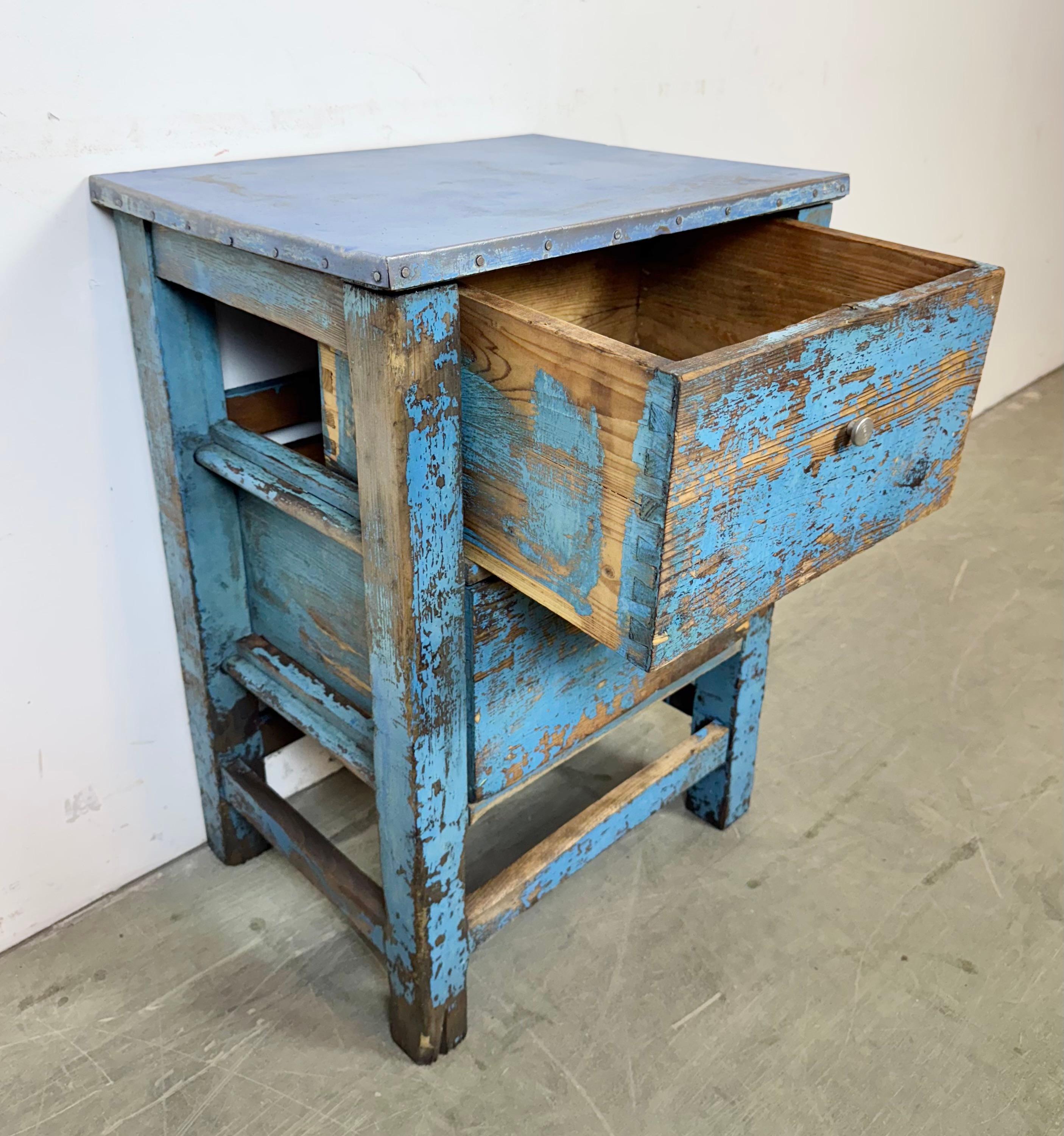 Cassettiera industriale in legno blu, anni '50 in vendita 8