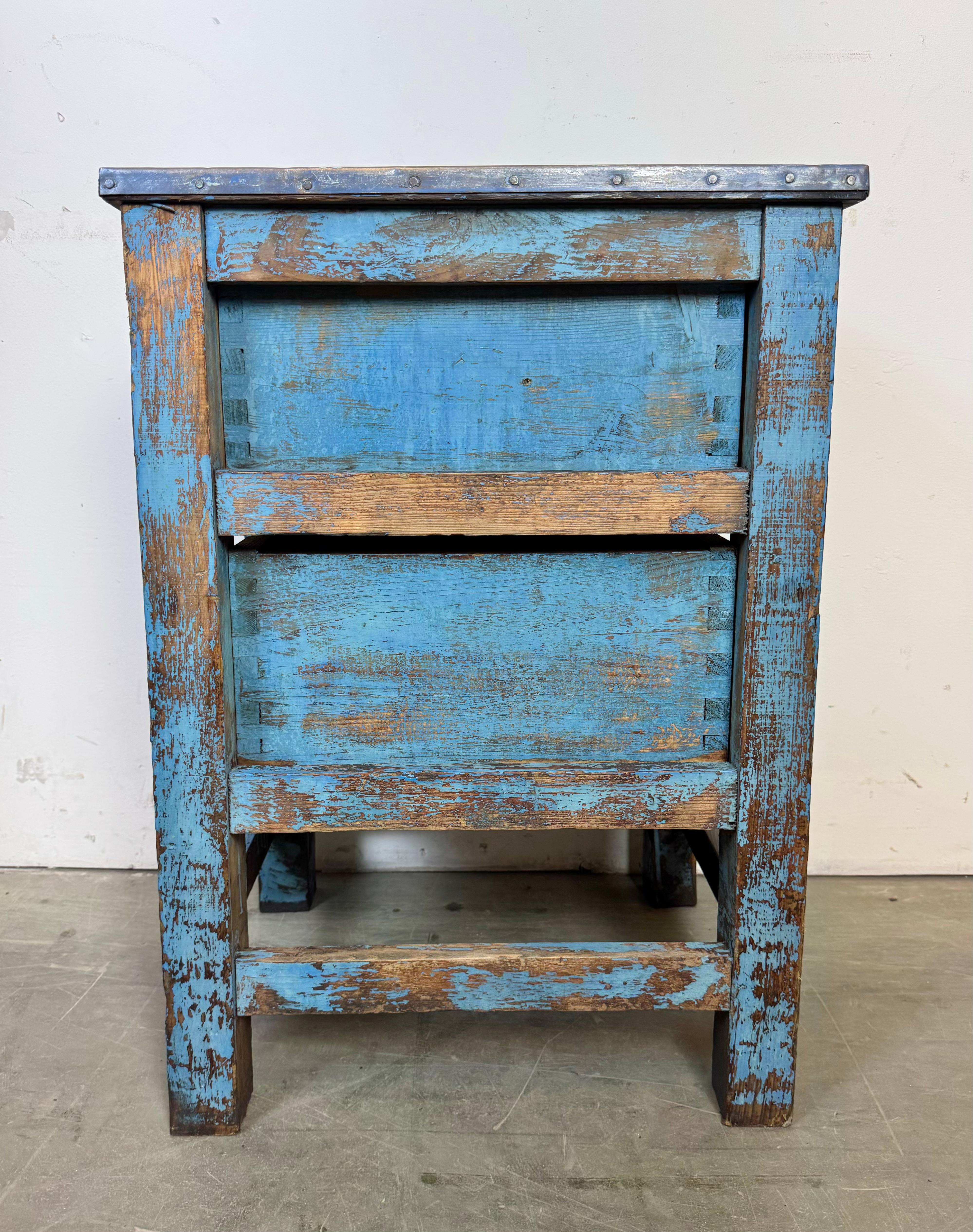 Cassettiera industriale in legno blu, anni '50 in vendita 10