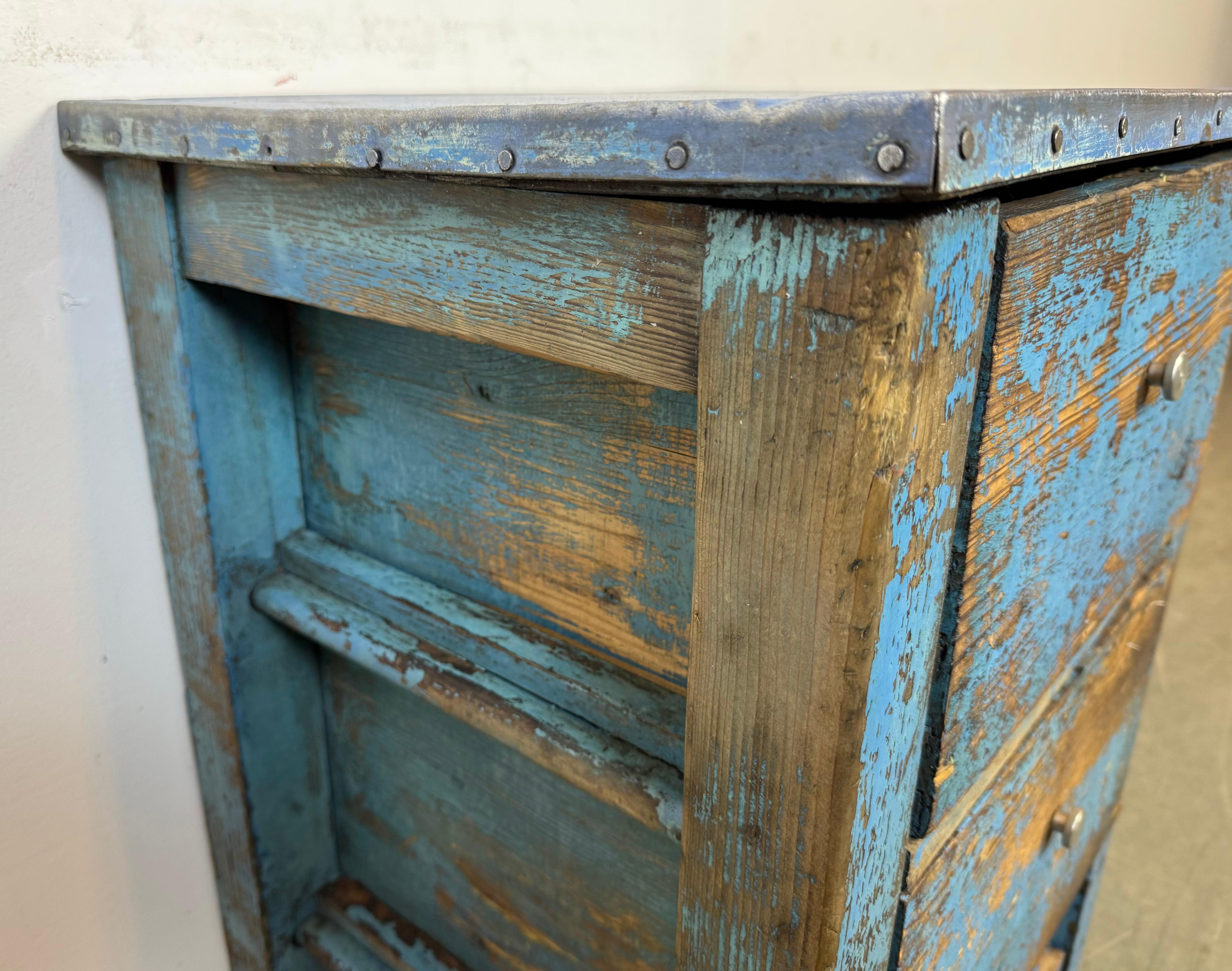 Cassettiera industriale in legno blu, anni '50 in vendita 11