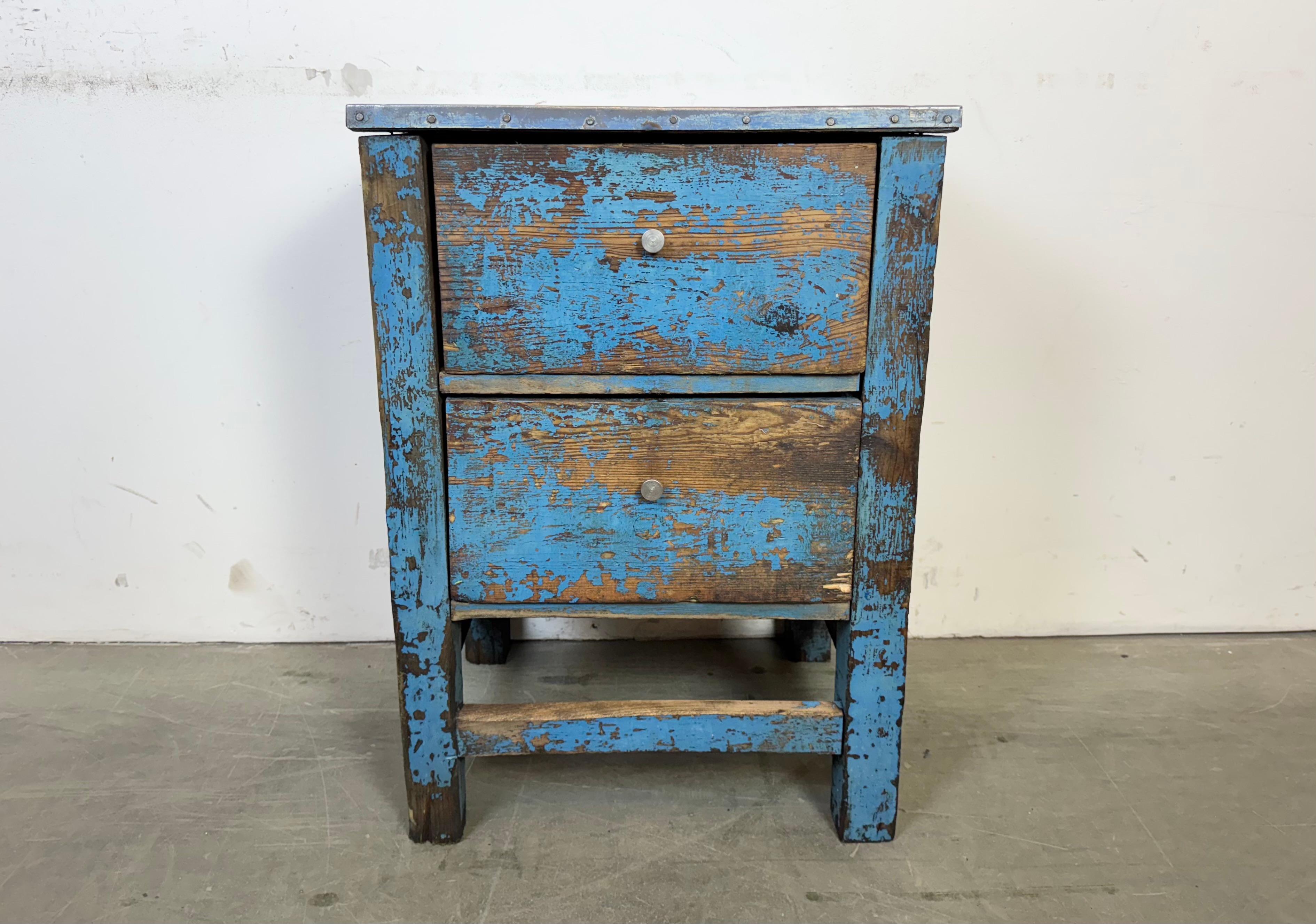 Questa cassettiera industriale vintage è stata realizzata nell'ex Cecoslovacchia negli anni Cinquanta. Presenta una struttura in legno, un piano in metallo e 2 cassetti in legno. 
Dimensioni del cassetto :
- Larghezza 37 cm, profondità 34 cm,
