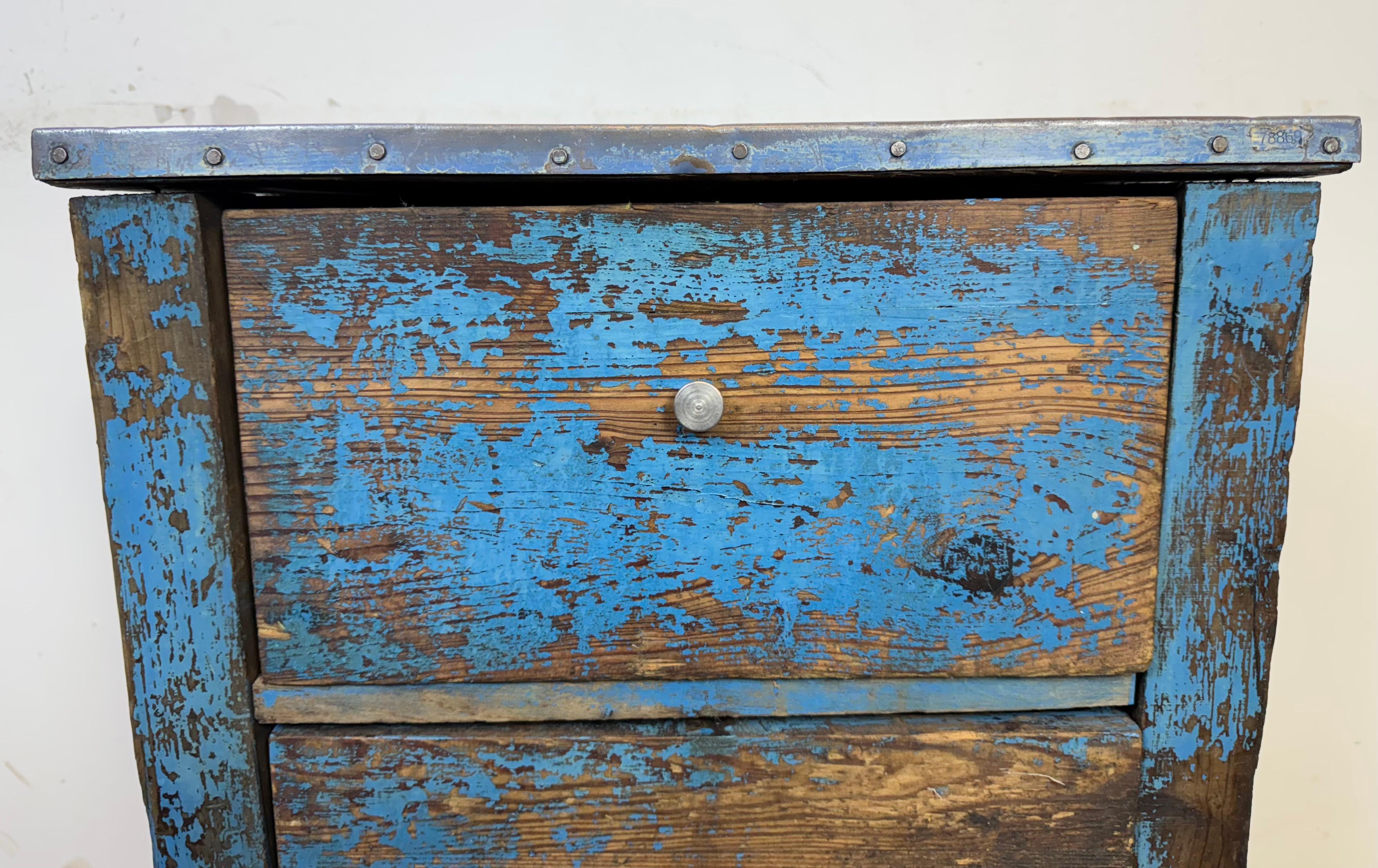 Cassettiera industriale in legno blu, anni '50 In condizioni buone in vendita a Kojetice, CZ