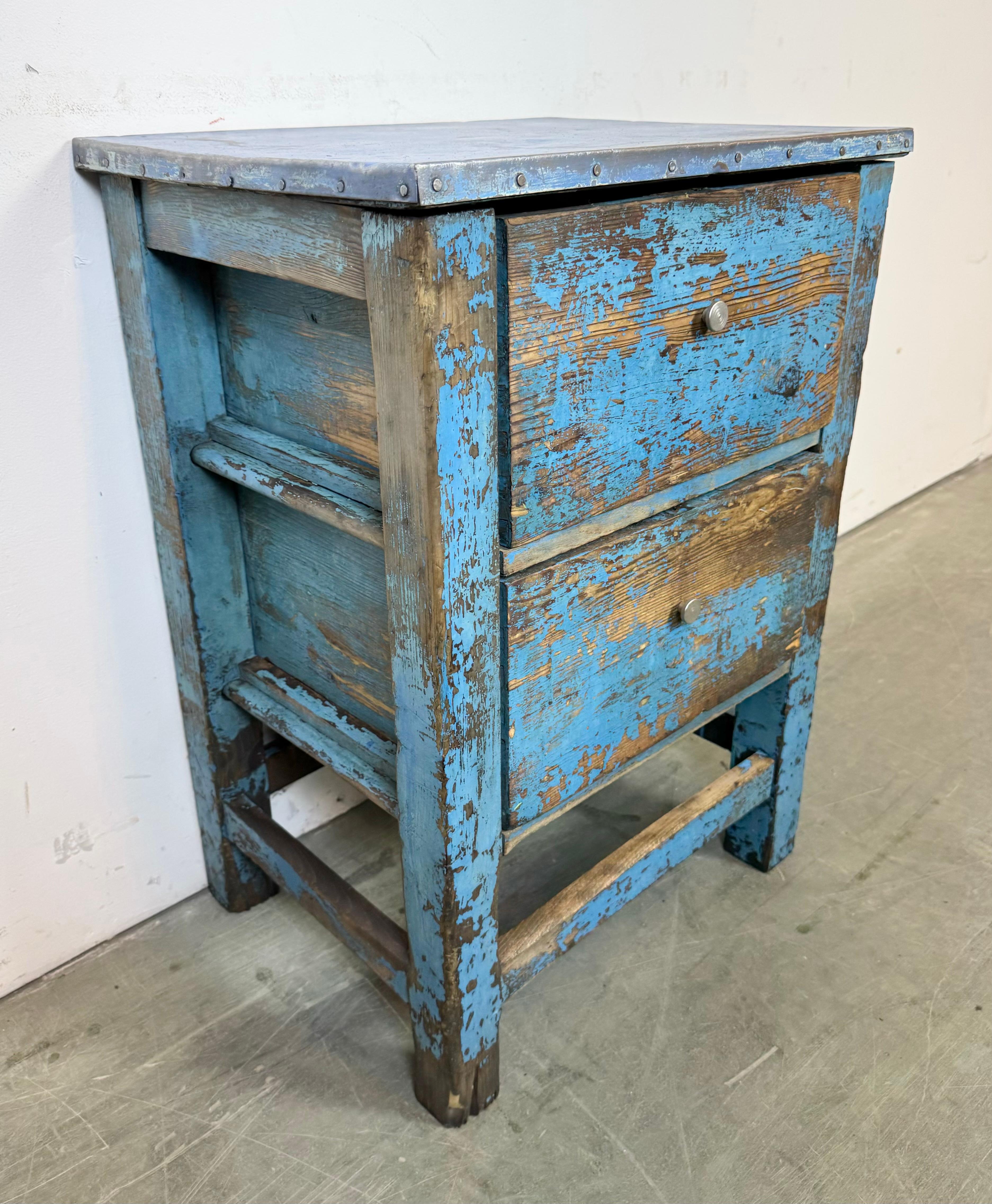 Metallo Cassettiera industriale in legno blu, anni '50 in vendita