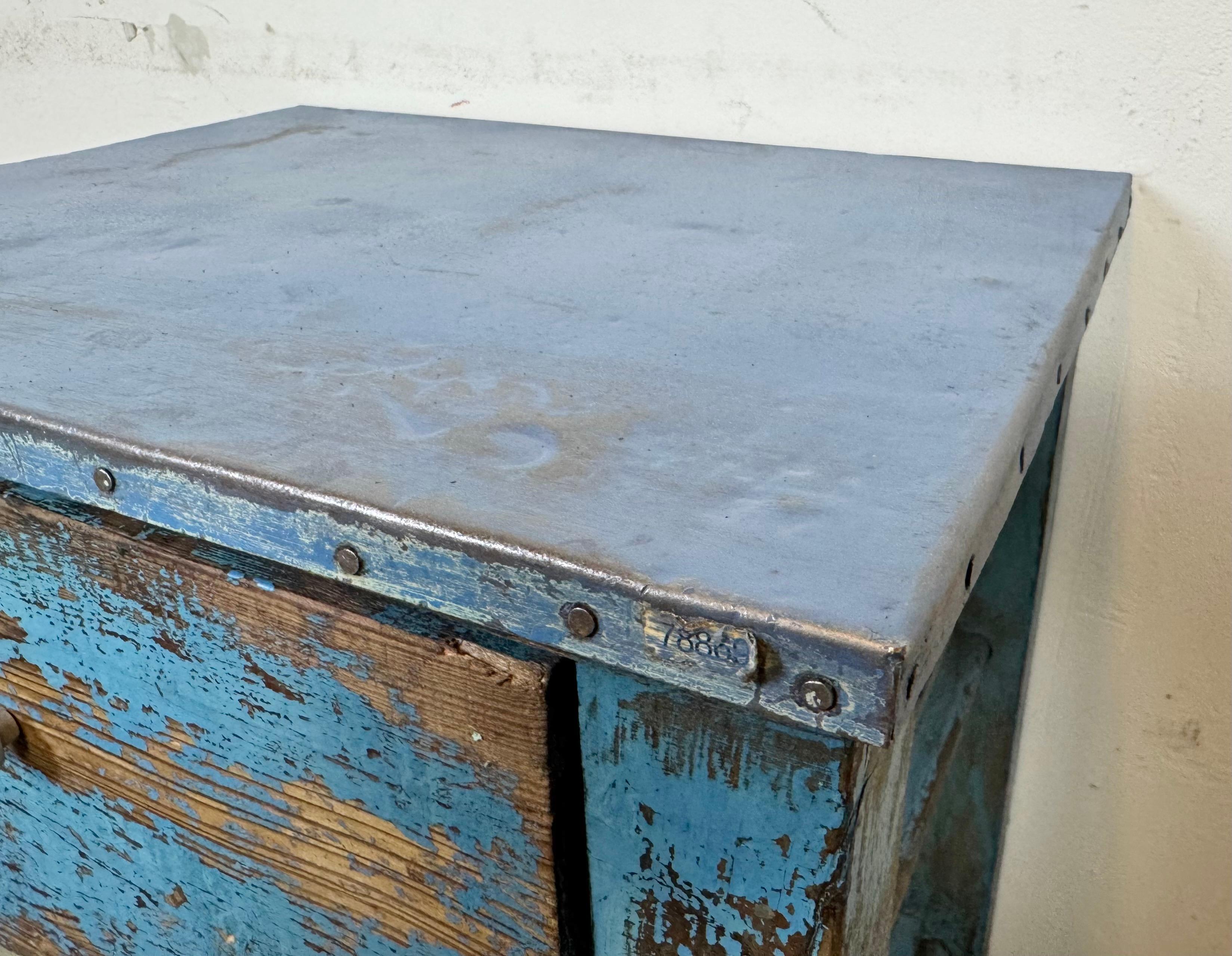 Cassettiera industriale in legno blu, anni '50 in vendita 1