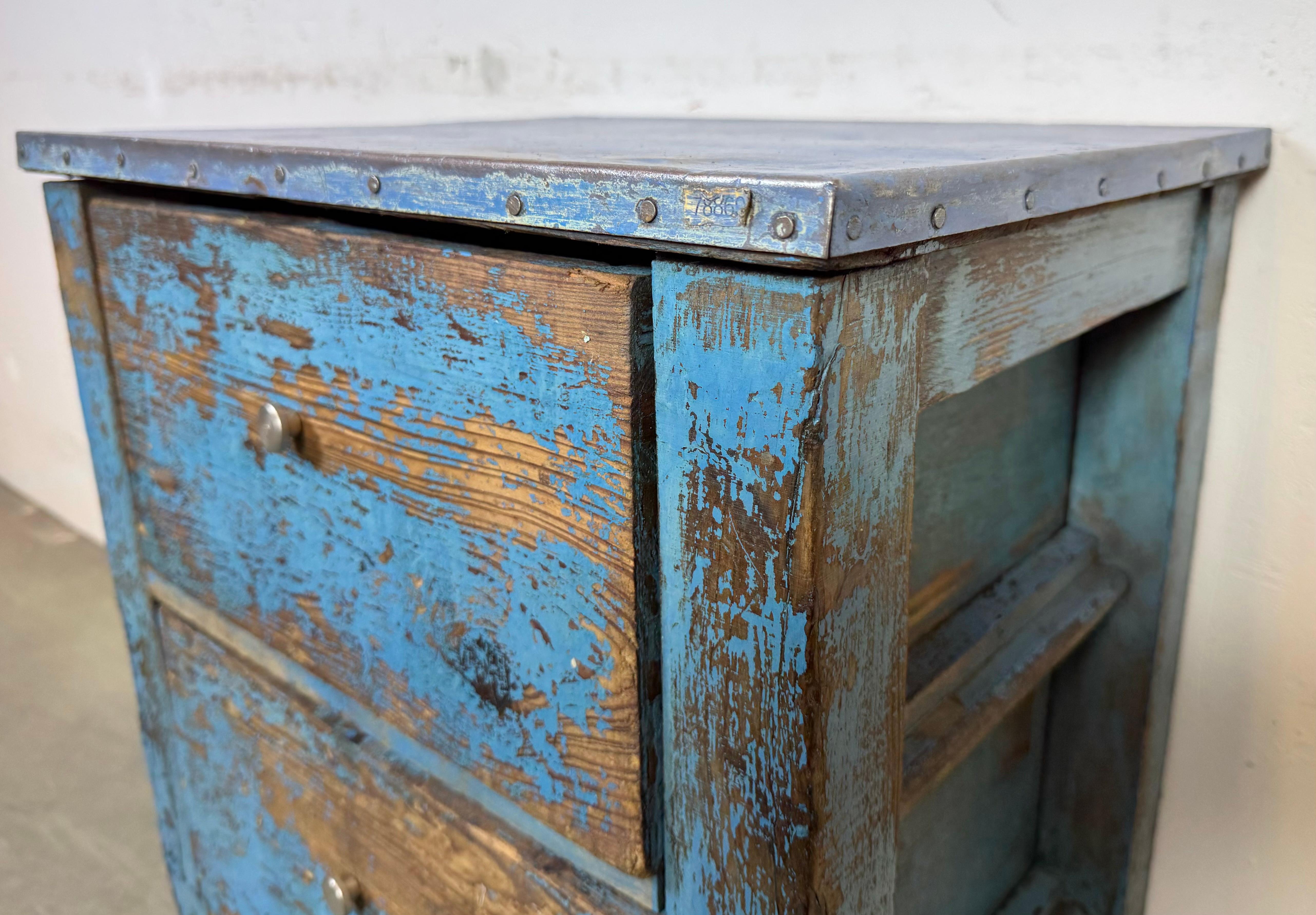Cassettiera industriale in legno blu, anni '50 in vendita 2