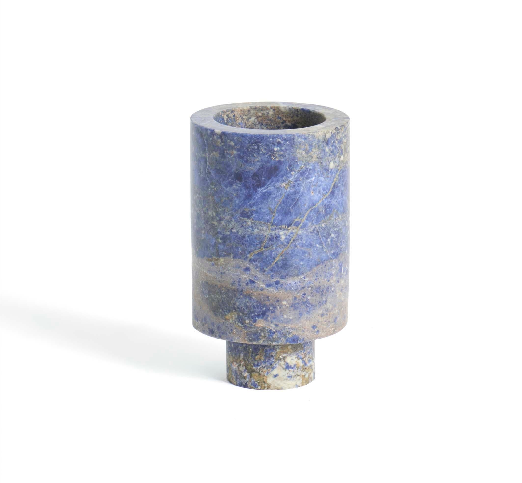 Blaue Vase von innen nach außen von Karen Chekerdjian
Abmessungen: 8 x 24 cm
MATERIALIEN: Blauer Sodalith

Karens Weg zum Design war unsystematisch und bestand aus einer Kombination von praktischen Erfahrungen in verschiedenen kreativen