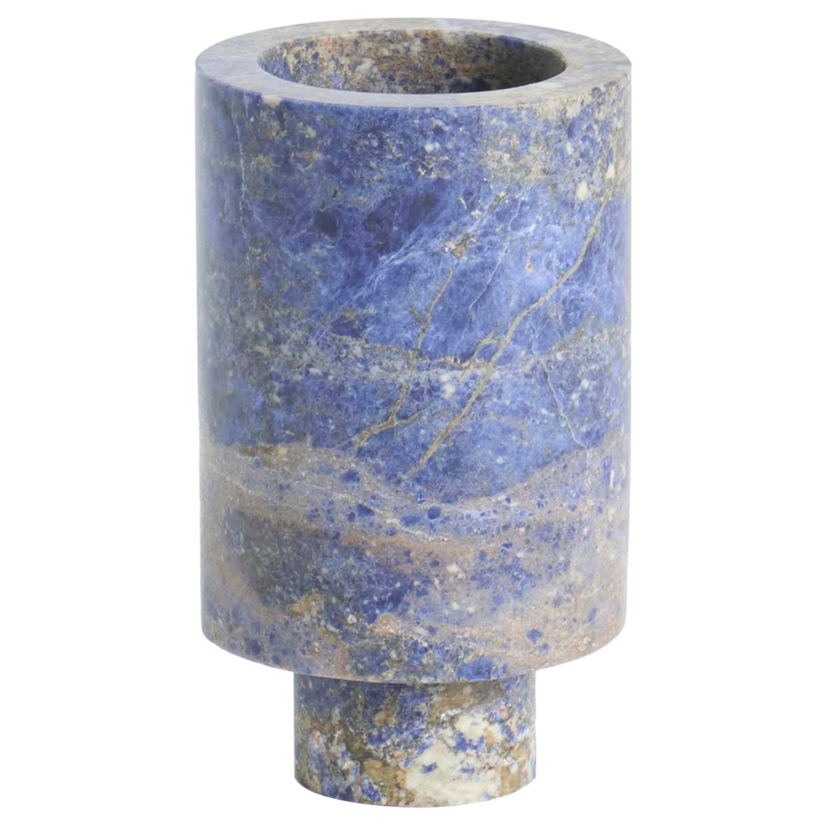 Blaue Vase von innen nach außen von Karen Chekerdjian