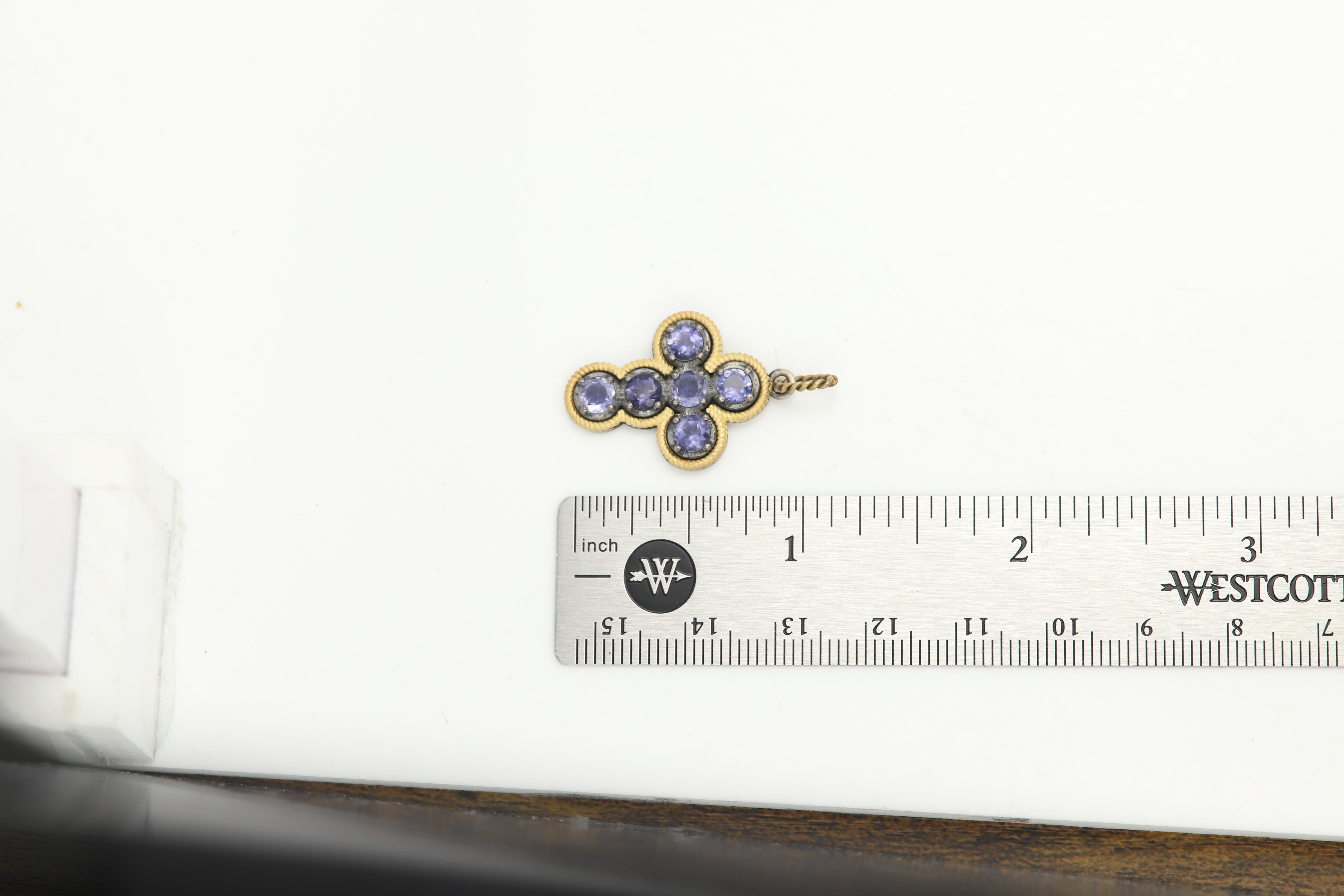 Vintage-Kreuz
nie benutzt
18k Gelbgold und Sterling Silber 925 combo ca. Gewicht 4,0 Gramm
das Gold ist matt (nicht glänzend) und ein Teil des Silbers ist oxidiert
Natürlicher Iolith / Blaue Farbe 
jeder Stein ist ca. 4,0mm insgesamt ca. 1,60
