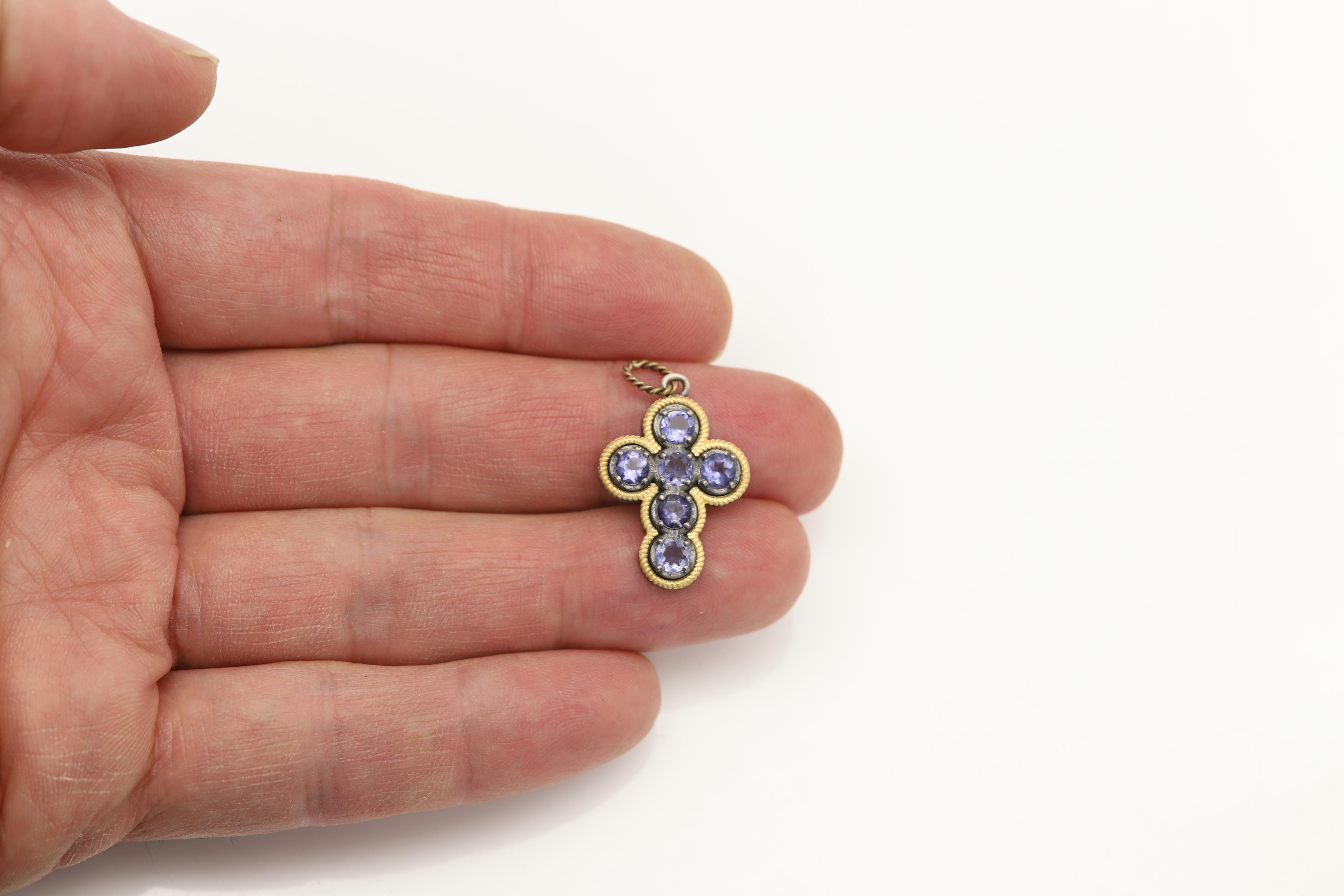 Blauer Iolith Vintage Kreuz 18 Karat zwei Ton Gold und Sterling Silber (Rundschliff) im Angebot
