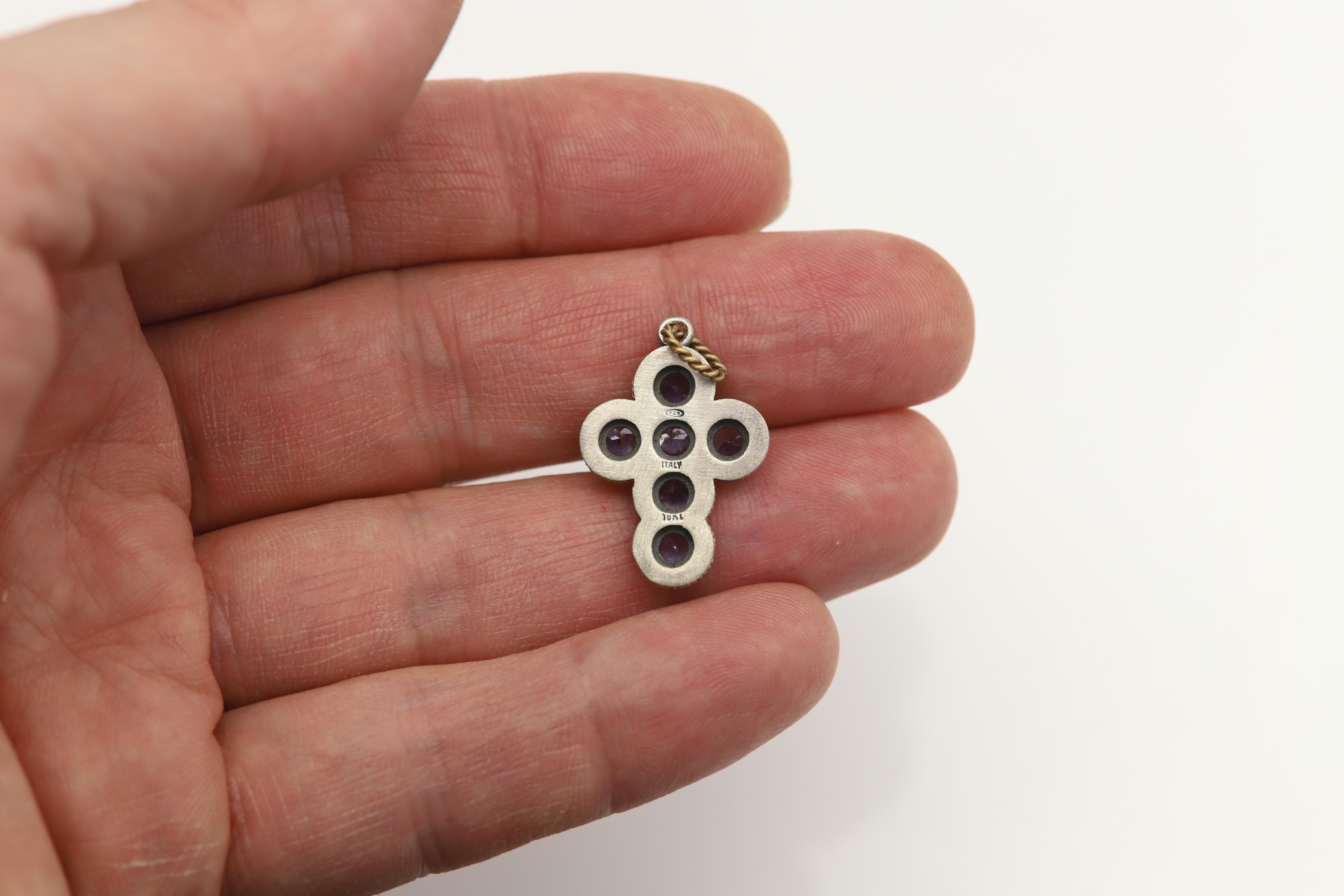 Blauer Iolith Vintage Kreuz 18 Karat zwei Ton Gold und Sterling Silber im Zustand „Neu“ im Angebot in Brooklyn, NY