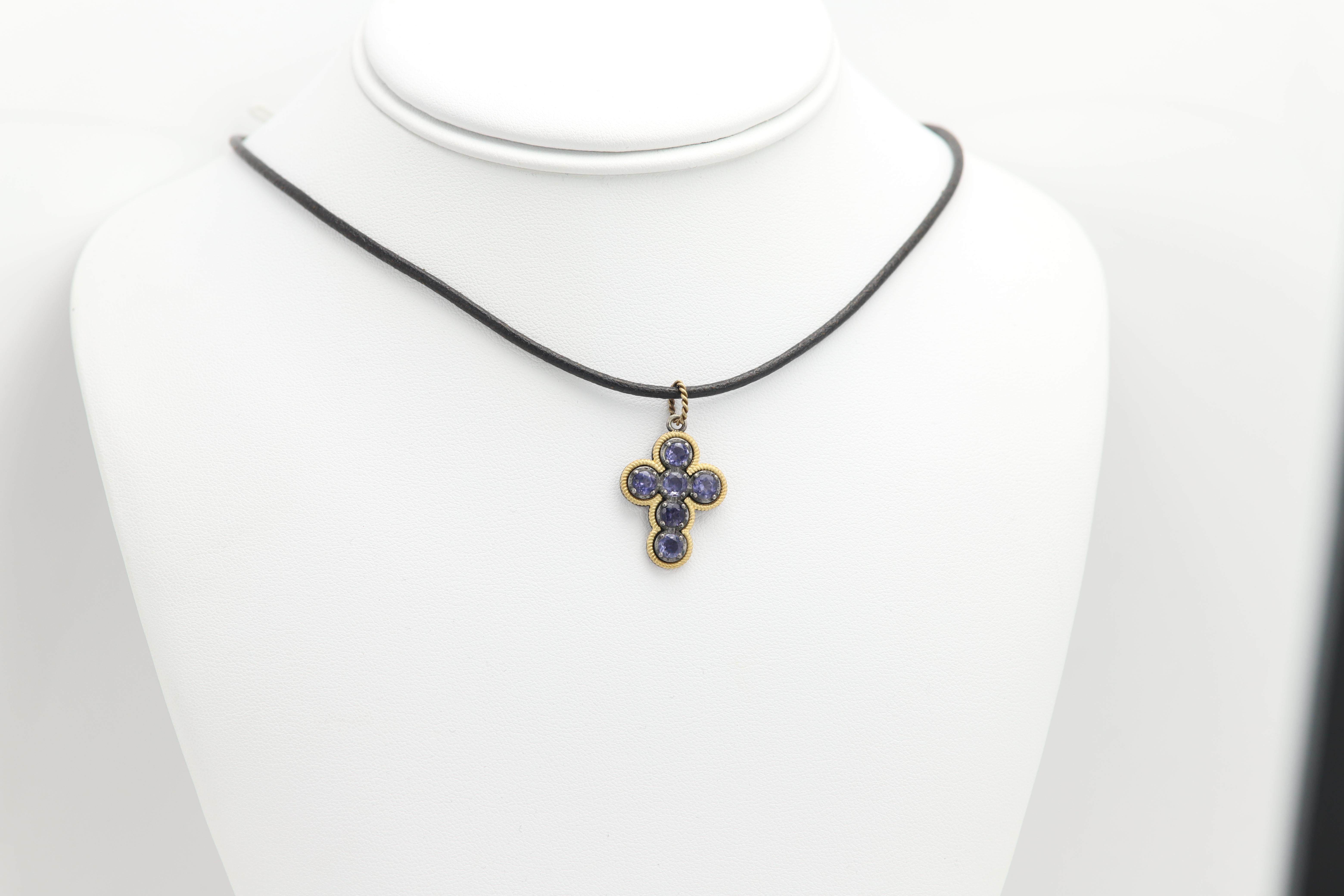 Blauer Iolith Vintage Kreuz 18 Karat zwei Ton Gold und Sterling Silber im Angebot 2