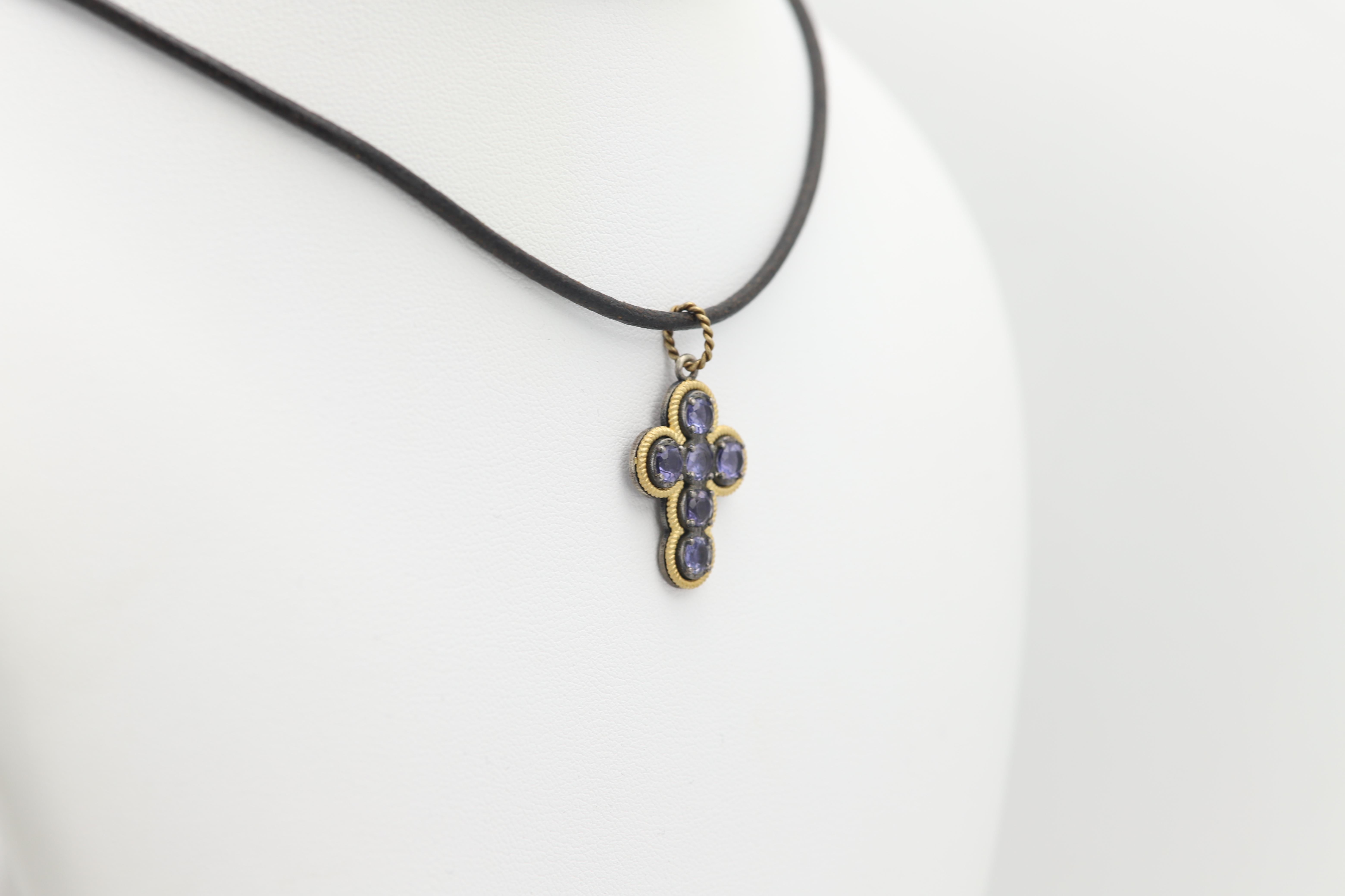 Blauer Iolith Vintage Kreuz 18 Karat zwei Ton Gold und Sterling Silber im Angebot 3