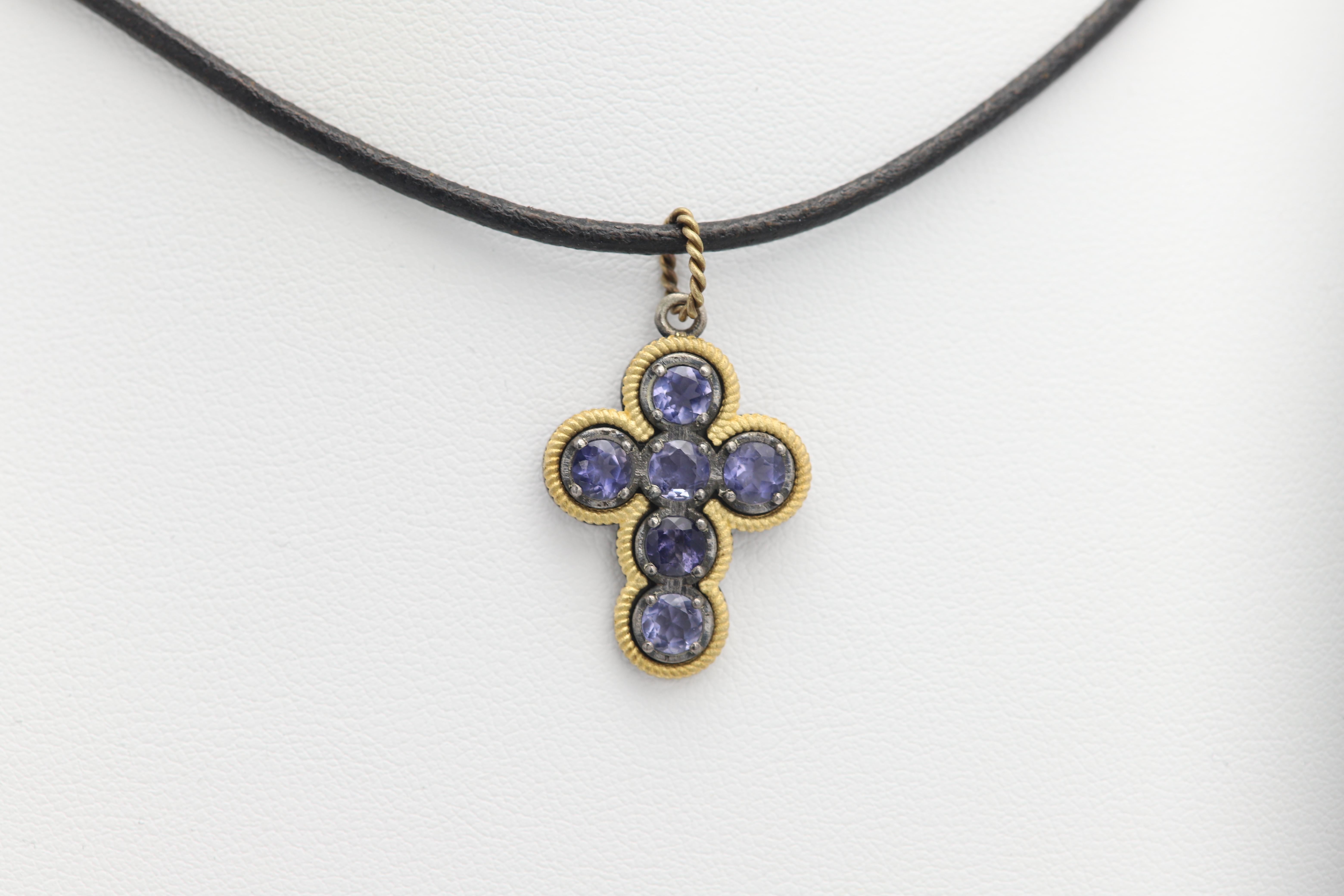 Blauer Iolith Vintage Kreuz 18 Karat zwei Ton Gold und Sterling Silber im Angebot 4