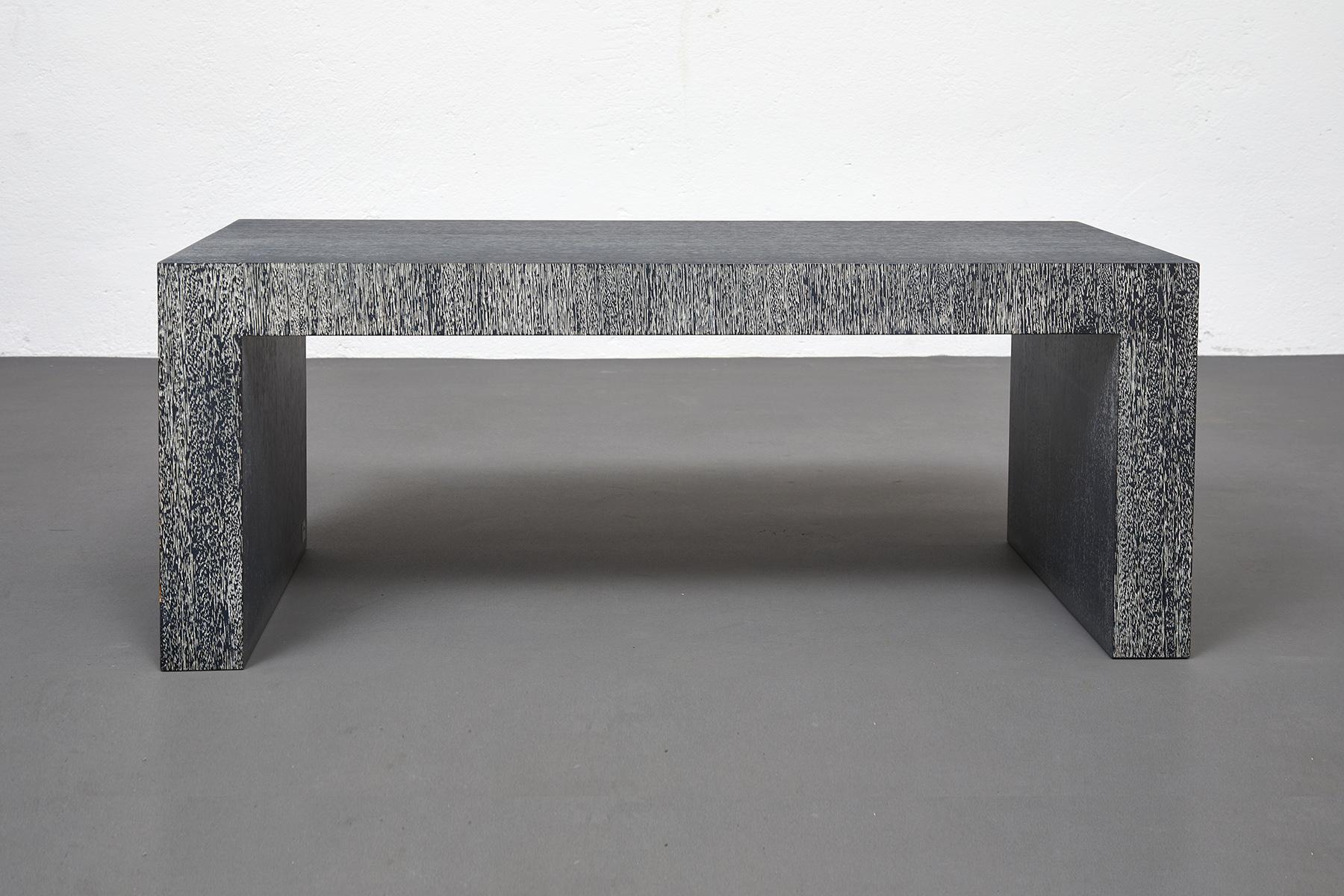 Cette élégante et impressionnante banquette a été conçue par Giorgio Armani dans l'esprit de Jean Michel Frank, l'emblématique designer français qui, de nos jours, est toujours considéré comme le maître de l'élégance minimaliste.

Le banc est