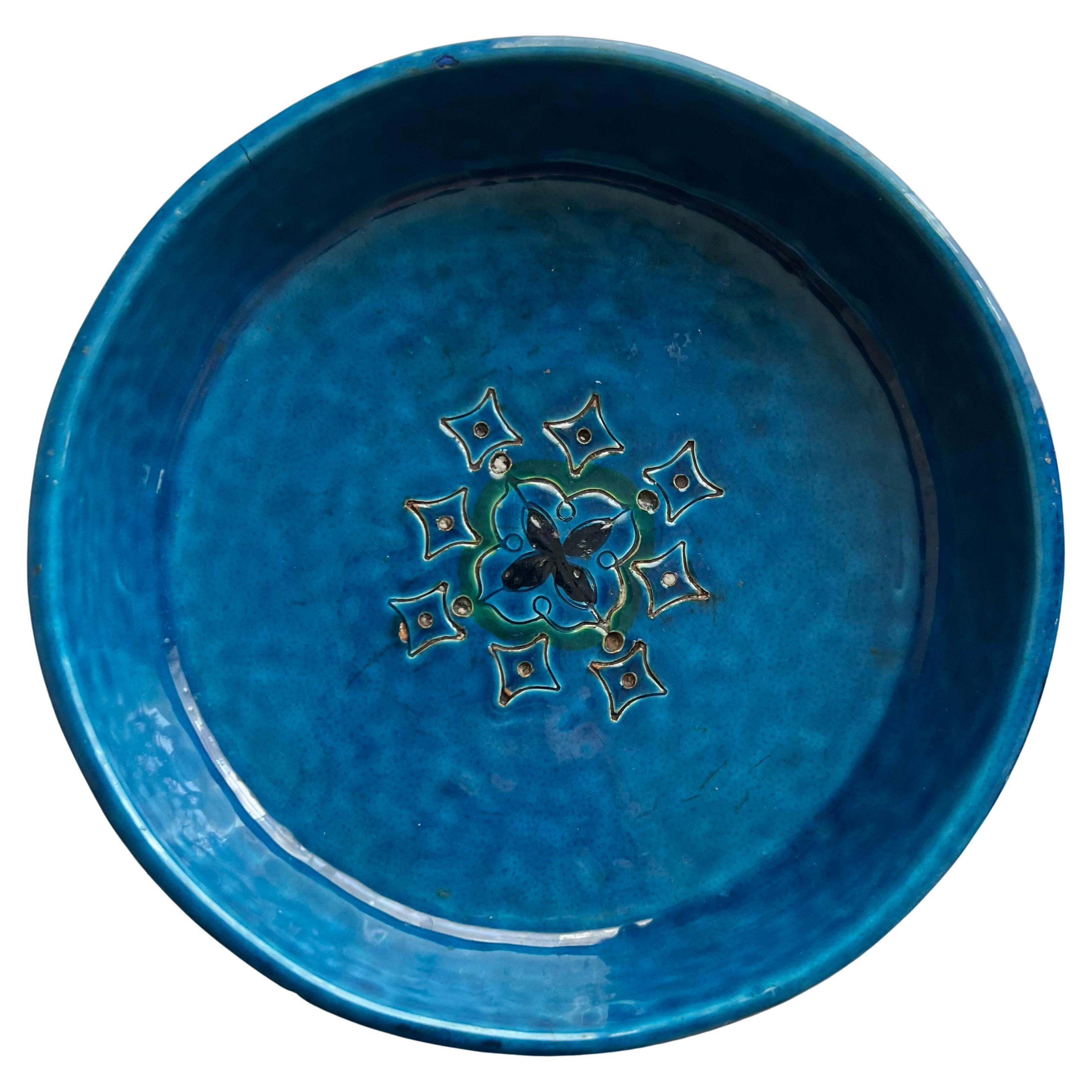 Italienische blau glasierte Keramikschüssel oder -schale. Klassisches mediterranes Keramikdesign mit blauer, grüner und marineblauer Glasur. Umwerfend, wenn sie voller Zitronen sind! Eine Ergänzung für jede Küche und jeden Garten. Das Stück ist mit