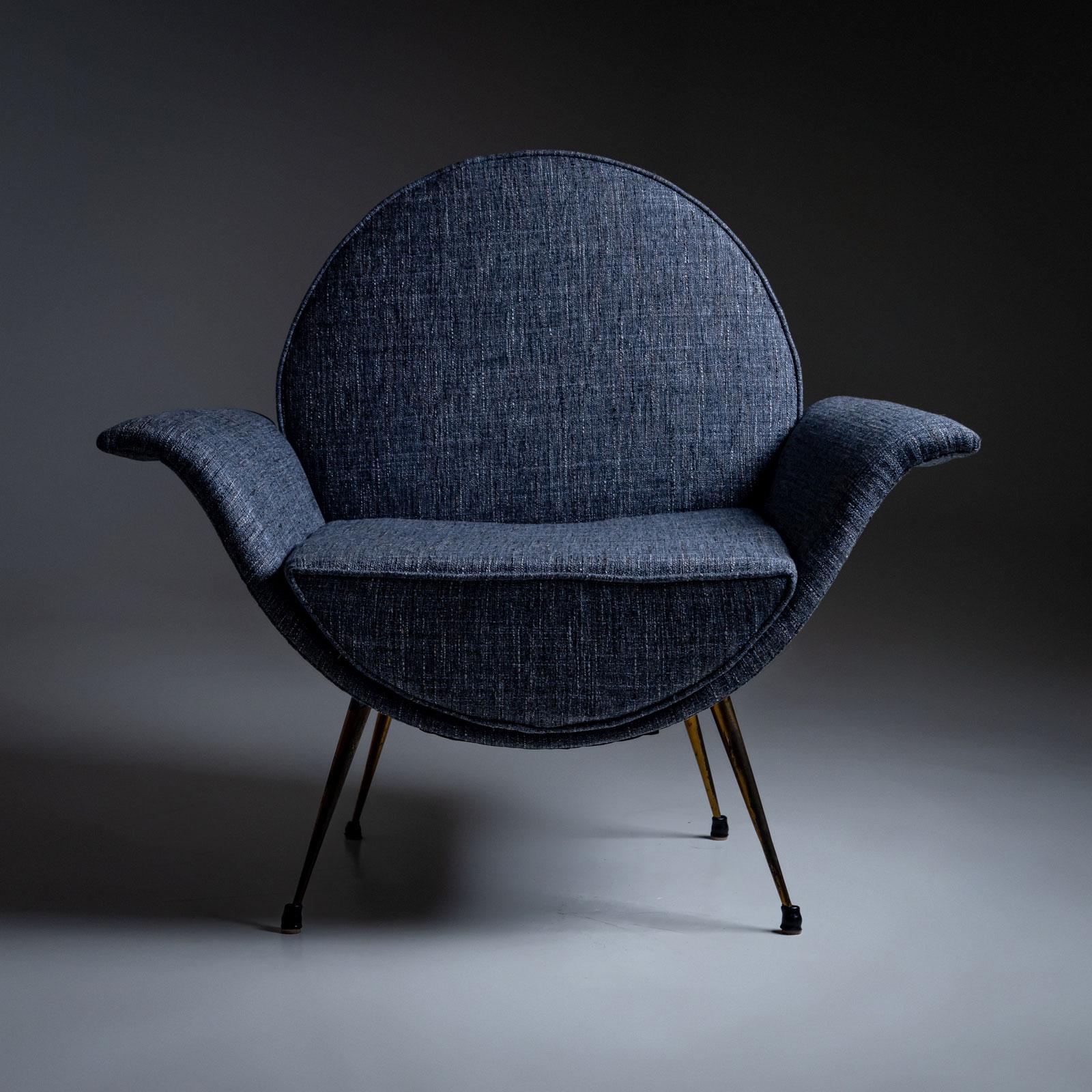 Chaise de salon italienne du milieu du siècle avec dossier et assise ronds. La chaise repose sur des pieds coniques en laiton et a été retapissée dans un tissu bleu grossièrement tissé.