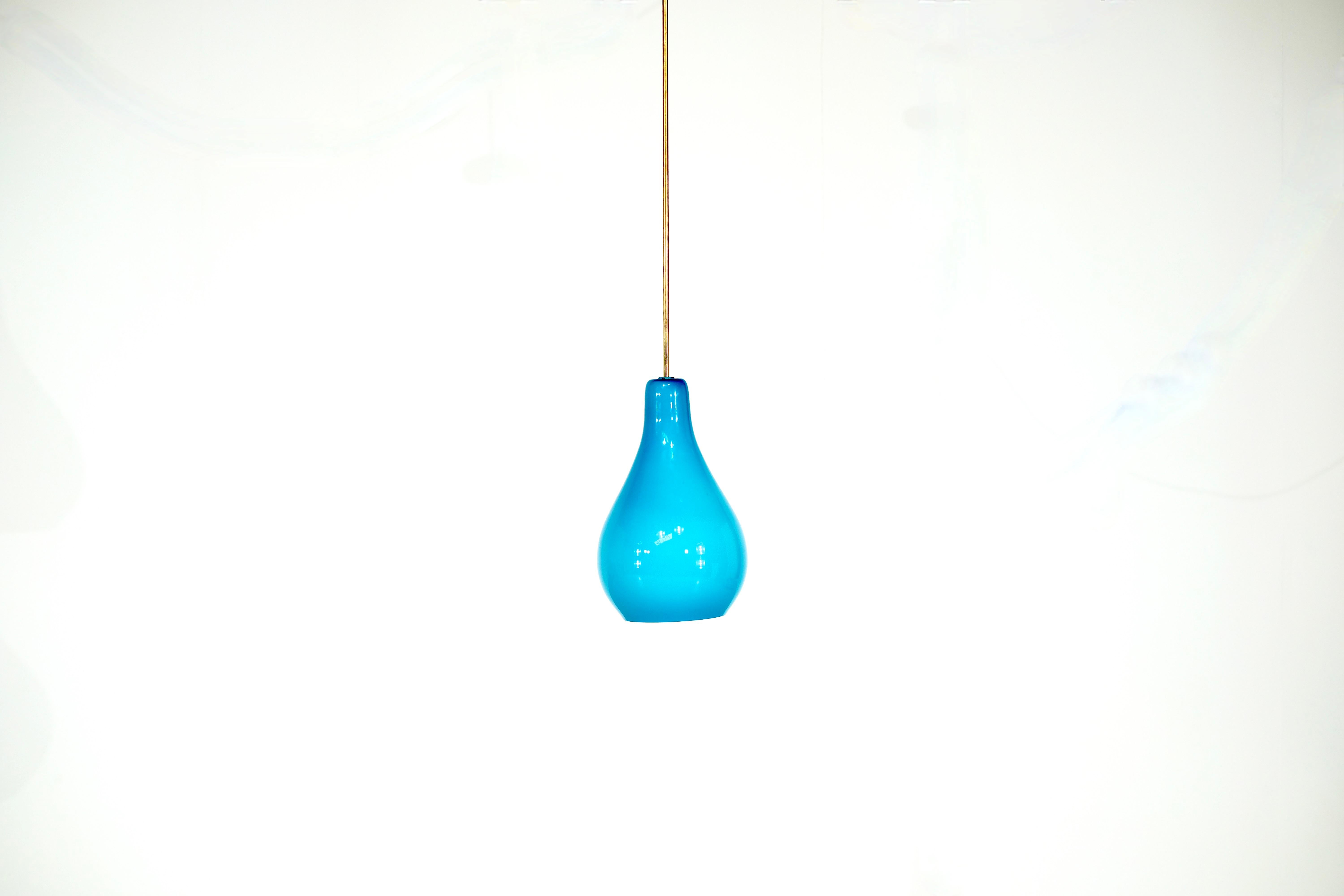 Superb blue/turquoise opaline pendant light

The dimensions of the lamp itself are
Diameter: 24cm
Height: 40cm

The total height including the stem is 115 cm.

It is in very good condition but shows some signs of wear due to time.

Do not hesitate