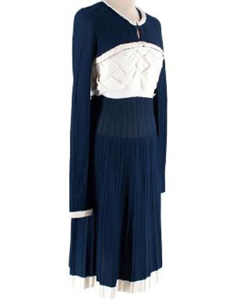 Chanel Vestido y Bolero Plisado Azul y Marfil 
 

 - Dos piezas
 - Punto suave de peso medio 
 - Dobladillo y puños tejidos de color marfil 
 - Top tejido marfil 
 - Mangas y falda de bolero plisado azul 
 - Tirantes de vestido de punto grueso