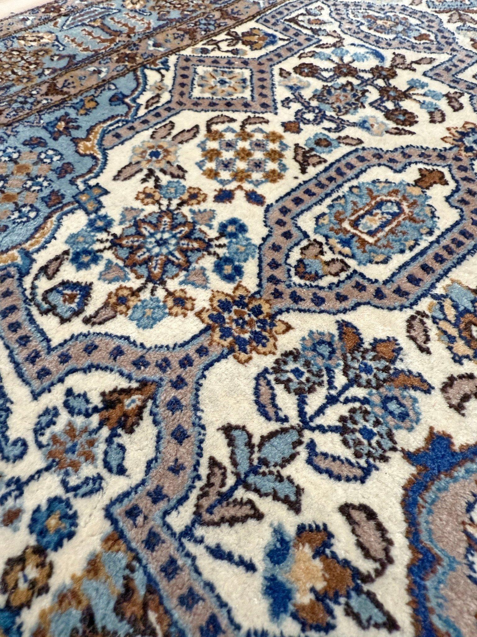 Blau & Elfenbein Tabriz - • Handgefertigter Teppich aus persischer Wolle (3′×5′) - Blumenmedaillon im Angebot 6