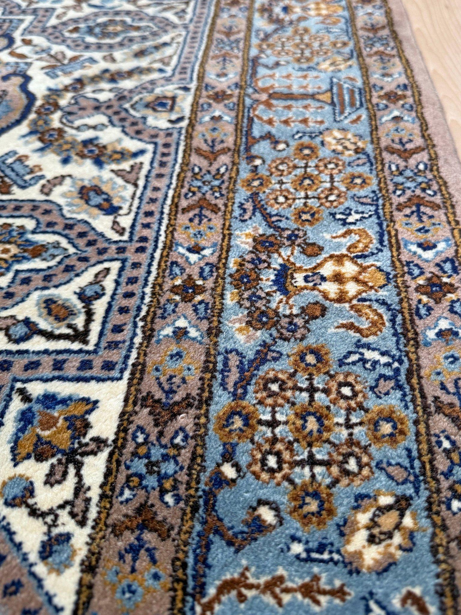 Blau & Elfenbein Tabriz - • Handgefertigter Teppich aus persischer Wolle (3′×5′) - Blumenmedaillon im Angebot 7