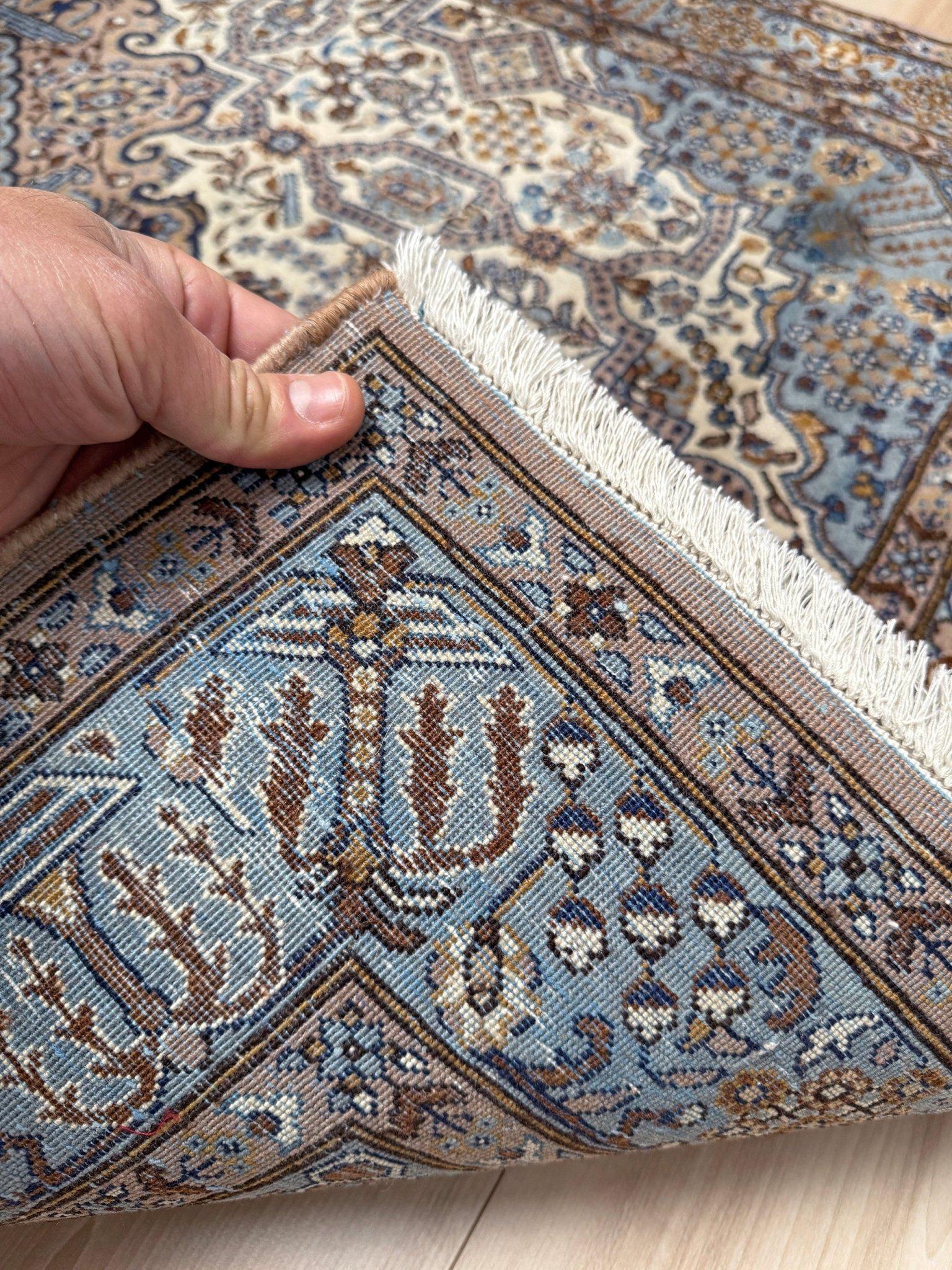 Blau & Elfenbein Tabriz - • Handgefertigter Teppich aus persischer Wolle (3′×5′) - Blumenmedaillon im Angebot 9
