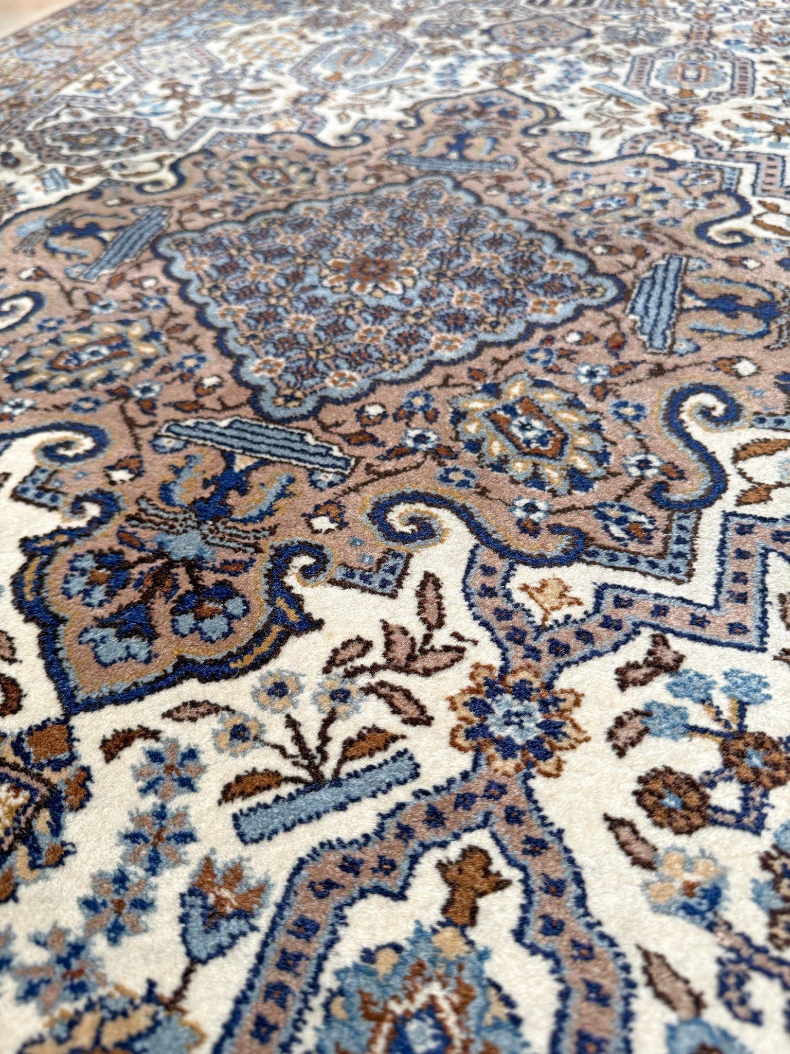 Dieser handgeknüpfte persische Täbriz-Teppich ist eine ruhige Komposition aus Himmelblau, Elfenbein und warmem Taupe, gewebt zu einem komplizierten Wandteppich aus floralen Arabesken und einem zentralen Medaillon. Die raffinierte Geometrie und die