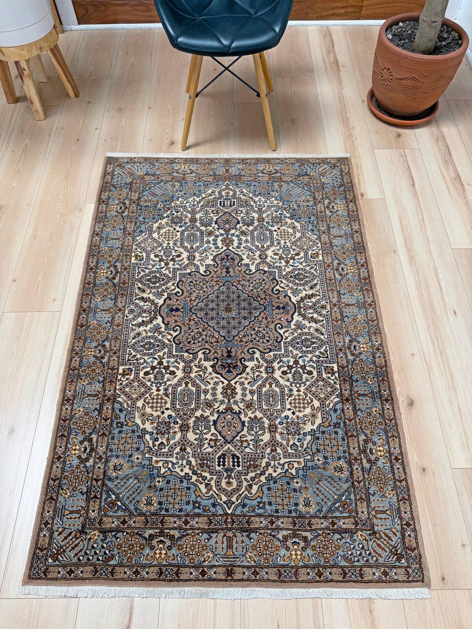 Blau & Elfenbein Tabriz - • Handgefertigter Teppich aus persischer Wolle (3′×5′) - Blumenmedaillon (Persisch) im Angebot