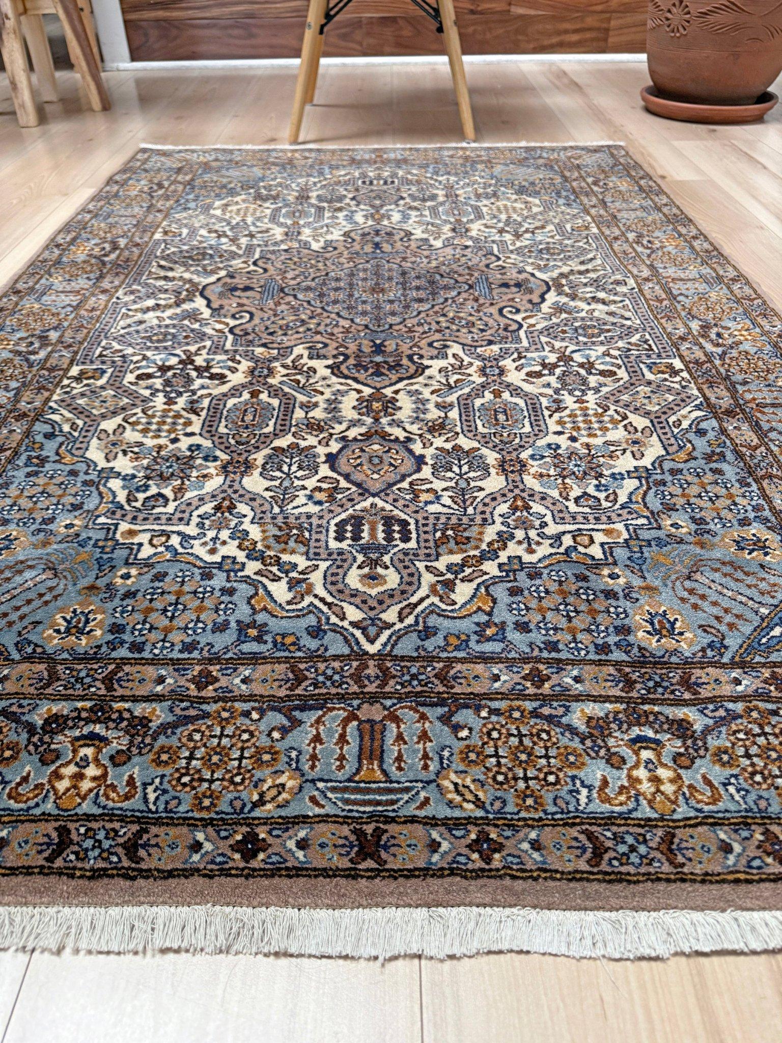 Blau & Elfenbein Tabriz - • Handgefertigter Teppich aus persischer Wolle (3′×5′) - Blumenmedaillon (Handgeknüpft) im Angebot