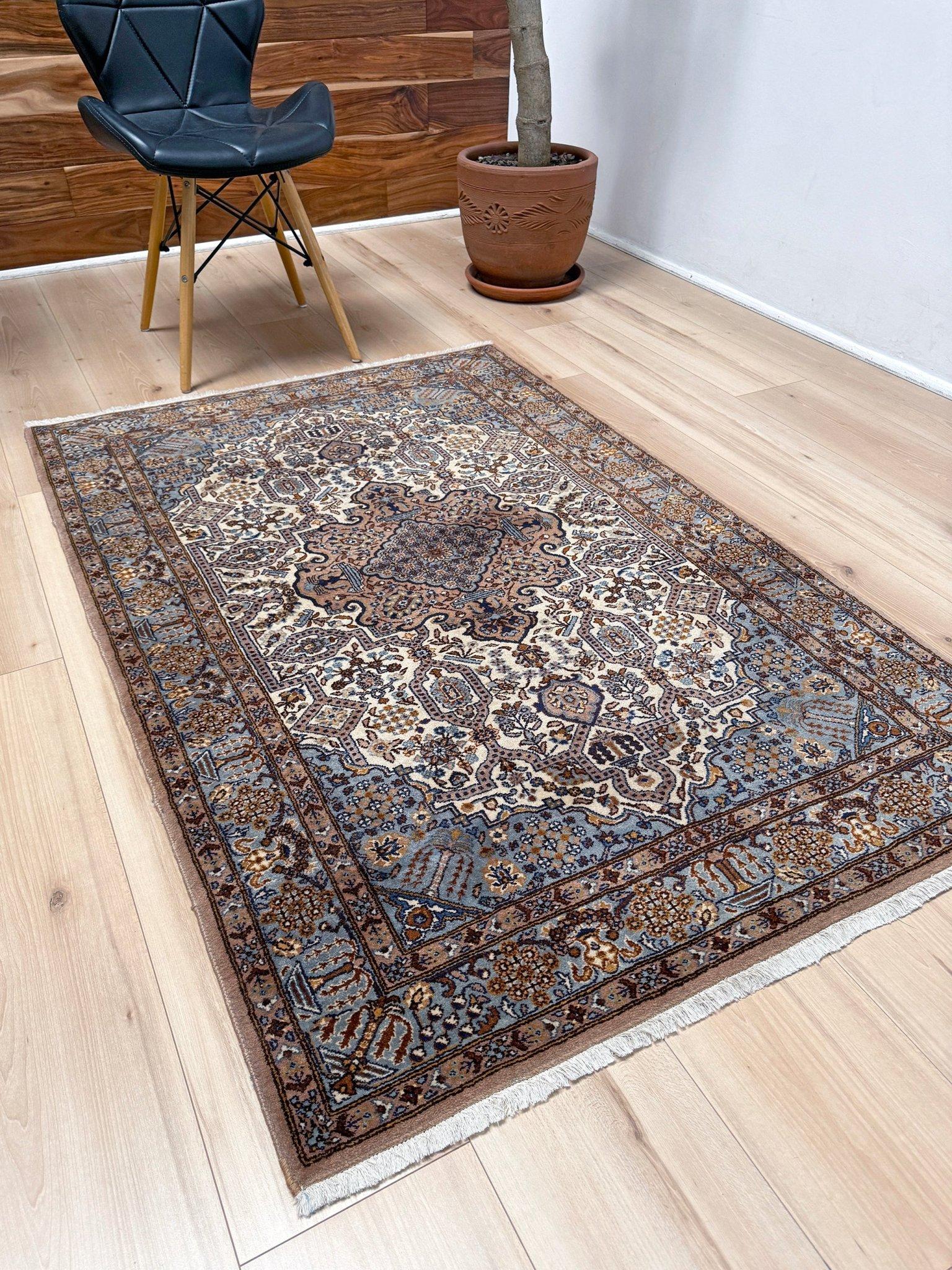 Blau & Elfenbein Tabriz - • Handgefertigter Teppich aus persischer Wolle (3′×5′) - Blumenmedaillon im Zustand „Neu“ im Angebot in Burlingame, CA