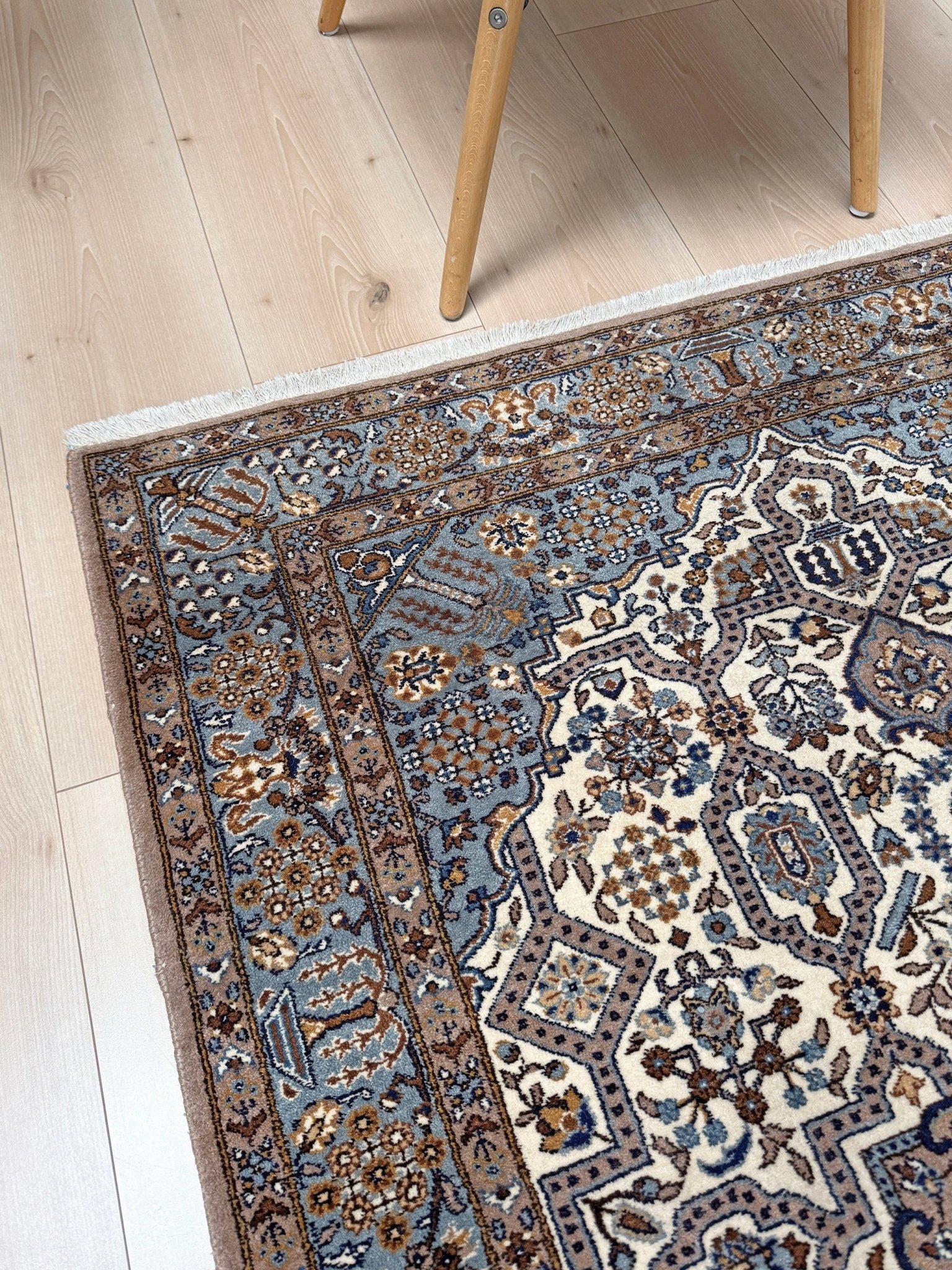 Blau & Elfenbein Tabriz - • Handgefertigter Teppich aus persischer Wolle (3′×5′) - Blumenmedaillon (21. Jahrhundert und zeitgenössisch) im Angebot