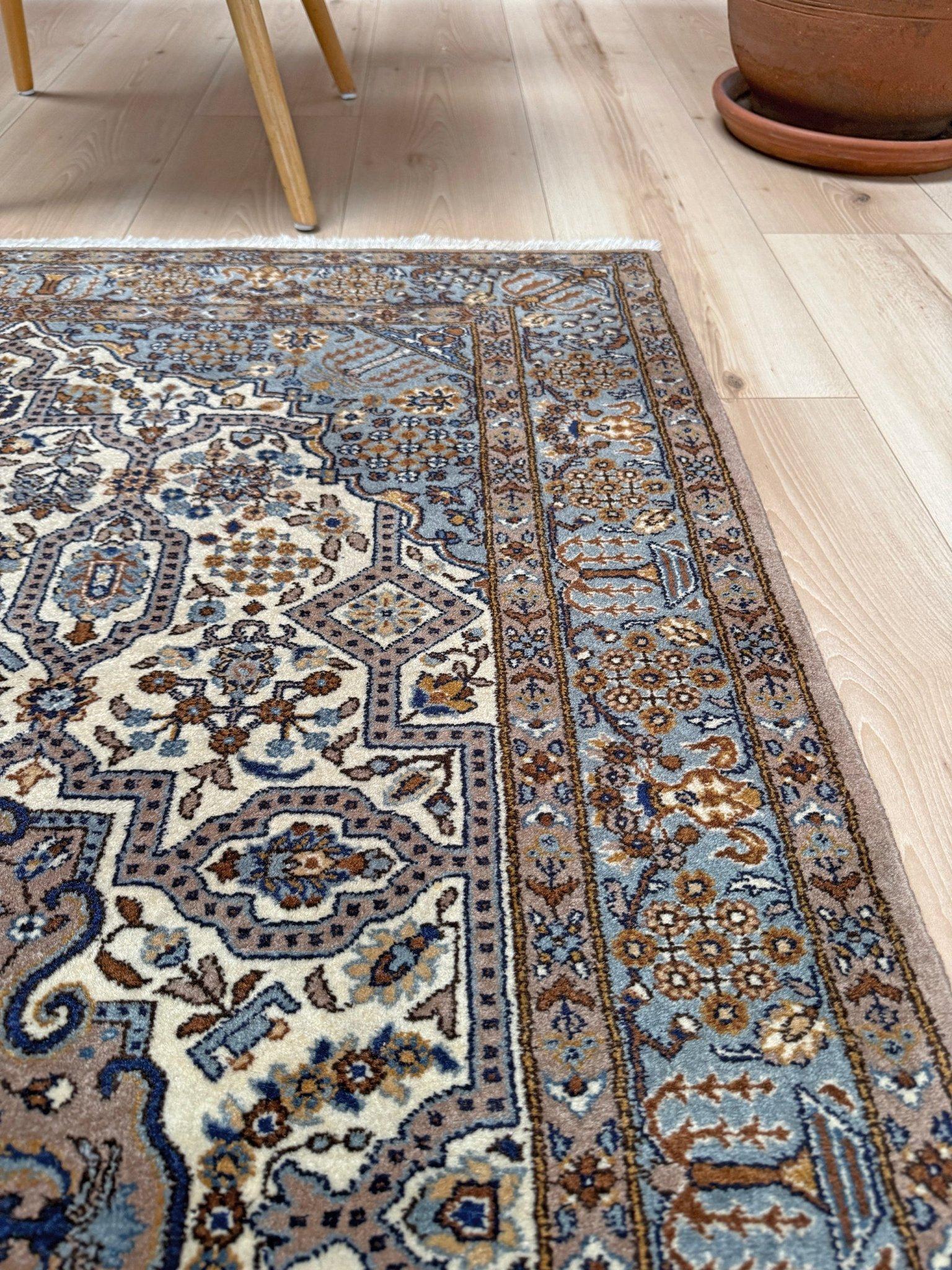 Blau & Elfenbein Tabriz - • Handgefertigter Teppich aus persischer Wolle (3′×5′) - Blumenmedaillon im Angebot 1