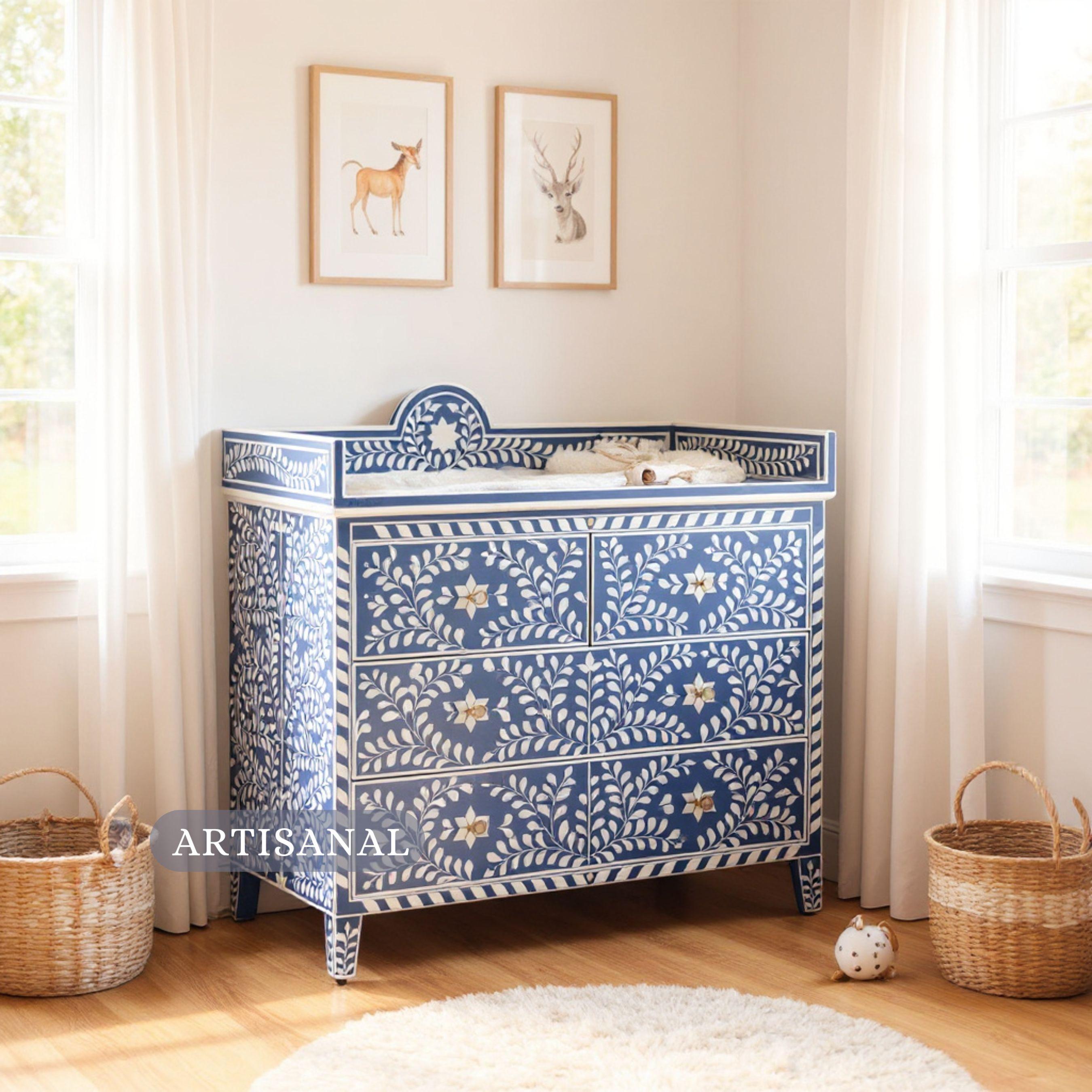Cette exquise commode tallBoy Interiors met en valeur la beauté intemporelle de la marqueterie artisanale, conçue pour rehausser les intérieurs avec sa douce base pêche et ses délicats motifs floraux. Chaque tiroir est méticuleusement incrusté de