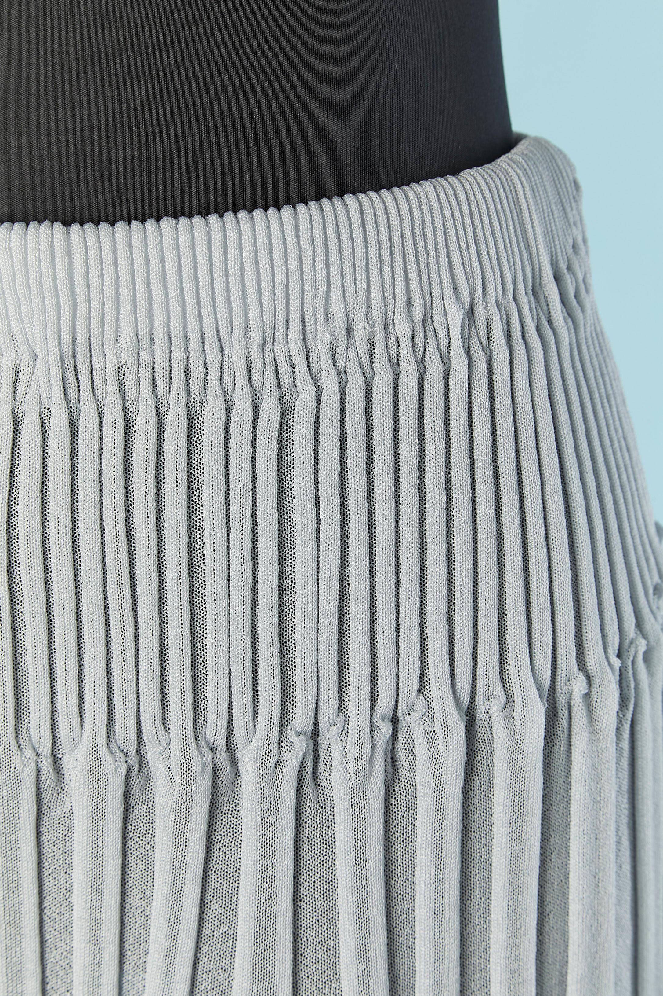 Jupe plissée en jacquard bleu . Composition du tissu : 73% triacétate, 23% polyester, 4% nylon. Taille élastique 
TAILLE M 