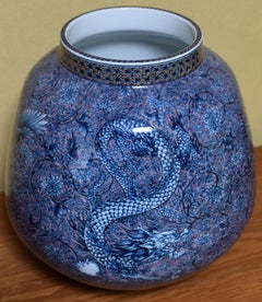 Vase contemporain japonais en porcelaine bleue et rose par le maître artiste Duo