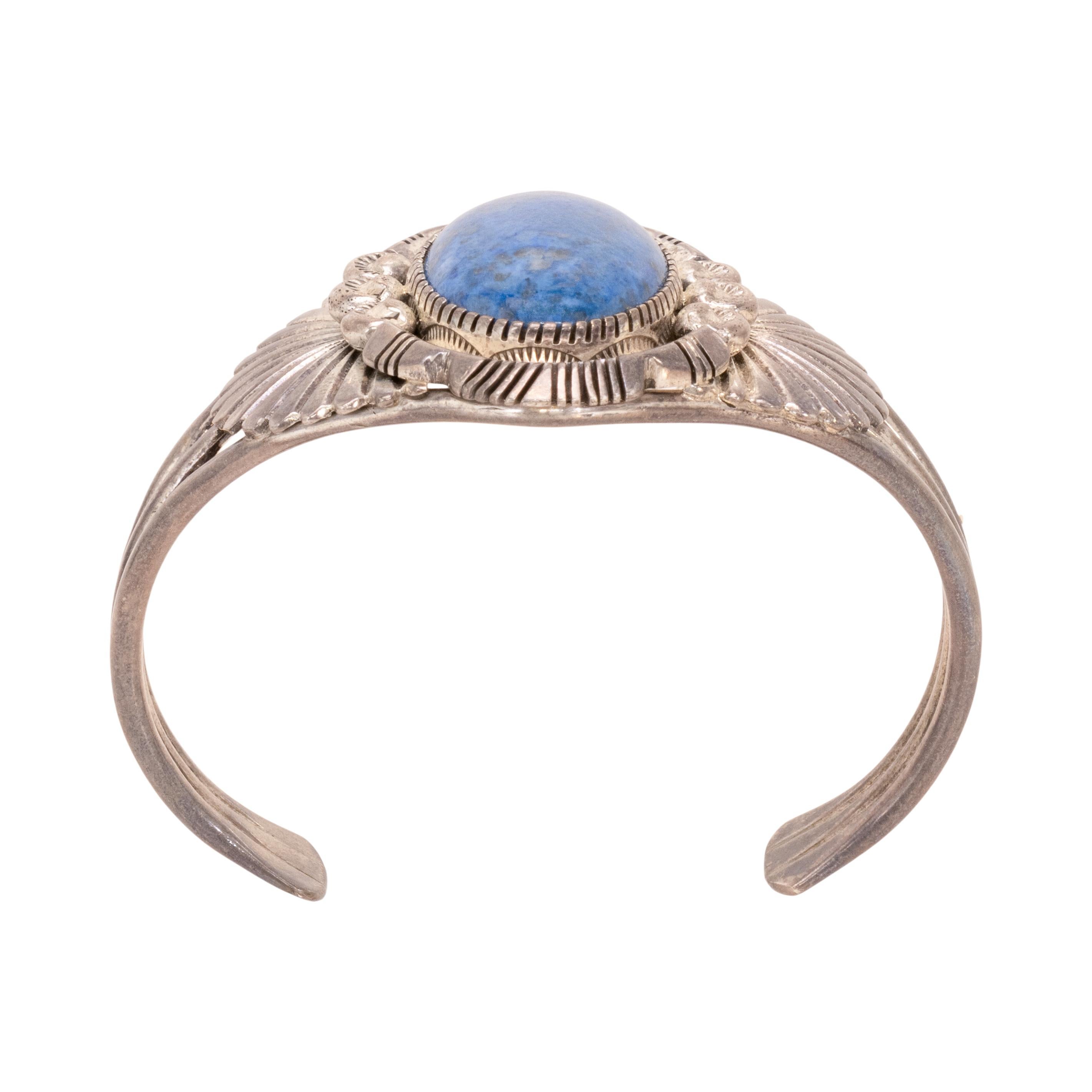 Bracciale in lapis blu e argento sterling. Singola pietra centrale di lapis azzurro con grande matrice. In un castone geometrico con un elaborato bordo stampato e tratteggiato con dettagli di perline in sterling stampate. Incorniciato su entrambi i