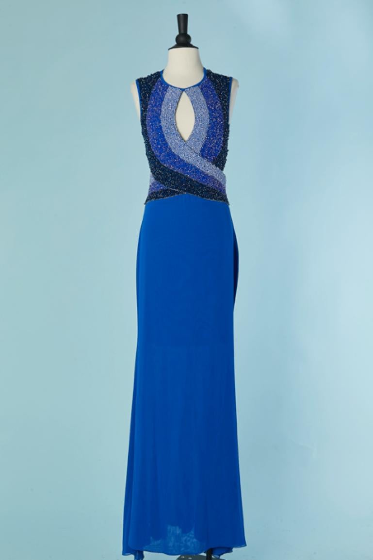 Abito da sera in jersey e tulle blu con perline blu. Non c'è l'etichetta della composizione del tessuto, ma probabilmente si tratta di poliestere. 
Chiusura con zip invisibile al centro della schiena. Tulle trasparente sulla schiena. 
TAGLIA M 