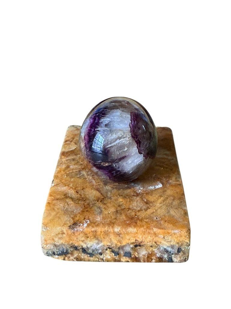Das farbenfrohe blaue Johannesei steht auf einem rechteckigen Sockel.
H. 3