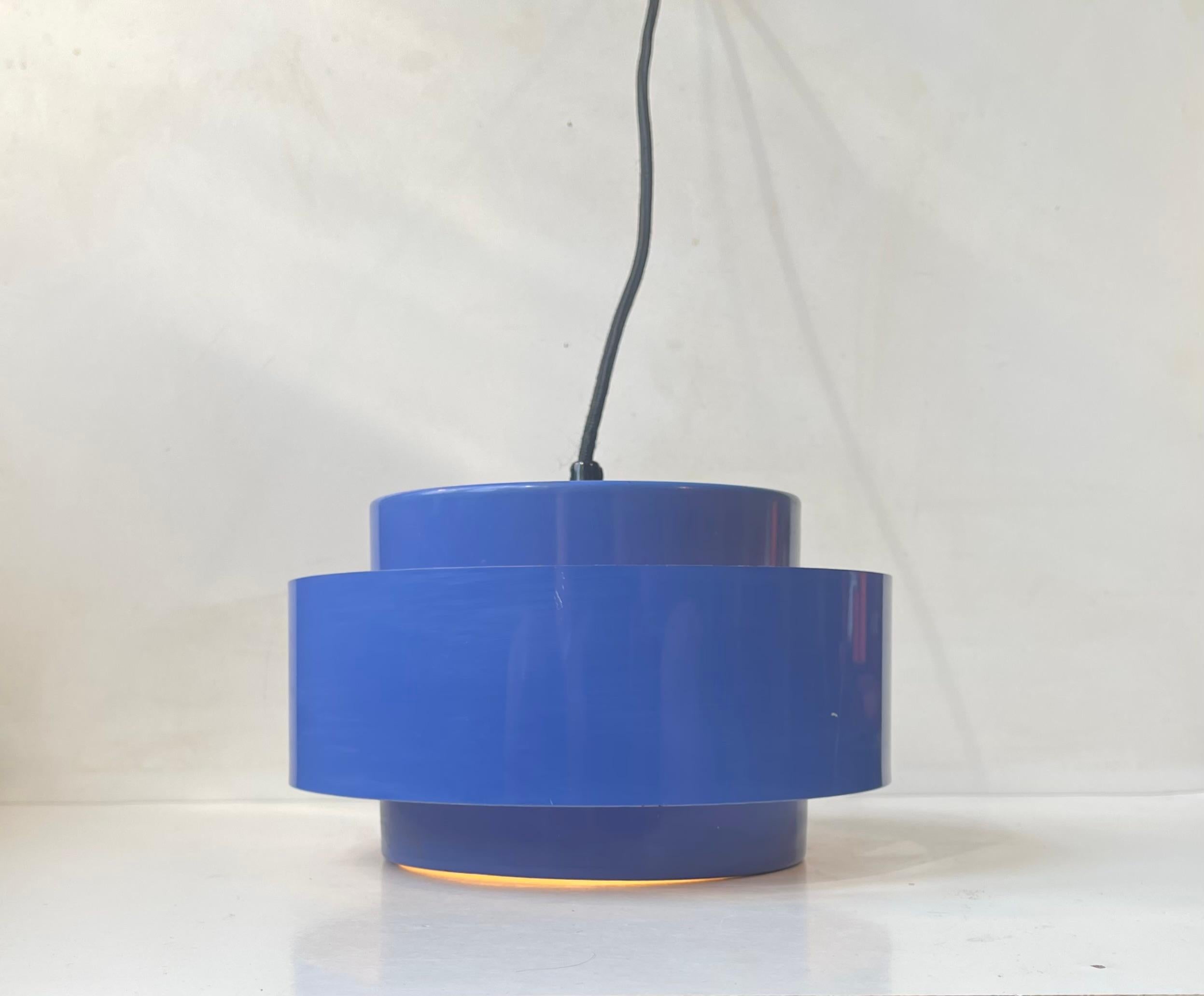 Blue (slight purple tone) flying saucer pendant light called 'Juno' and designed by Jo Hammerborg for his Rainbow Line in 1969. Manufactured in Denmark by Fog & Mørup. Measurements: Diameter: 24 cm, Height: 15 cm. 