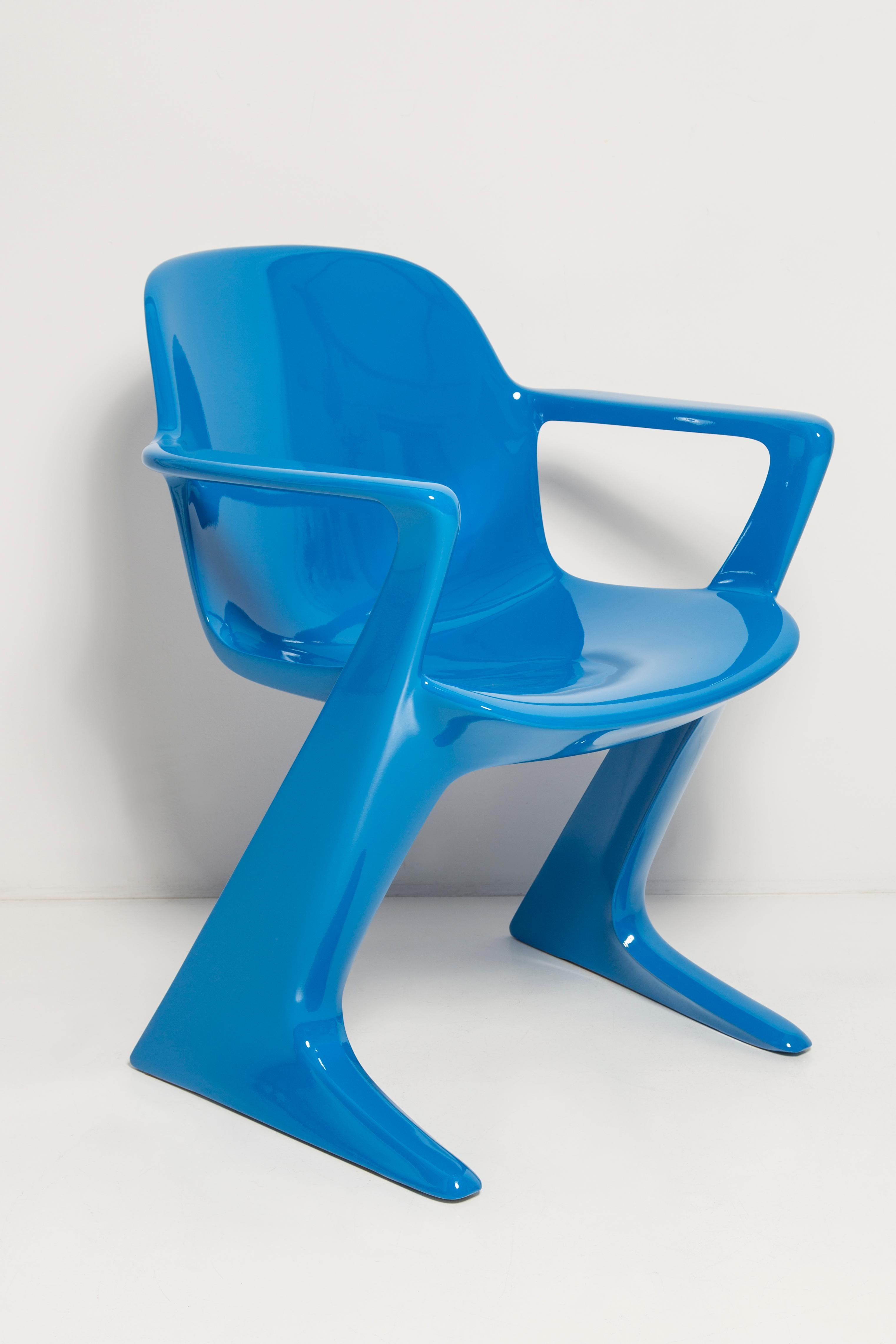 The z.stuhl chair, designed by Ernst Moeckl (1931-2013) in the 1970s, is a cantilever chair made of polyurethane, which is available with and without armrests. In the vernacular, the chair is known by its geometry-related names such as 
